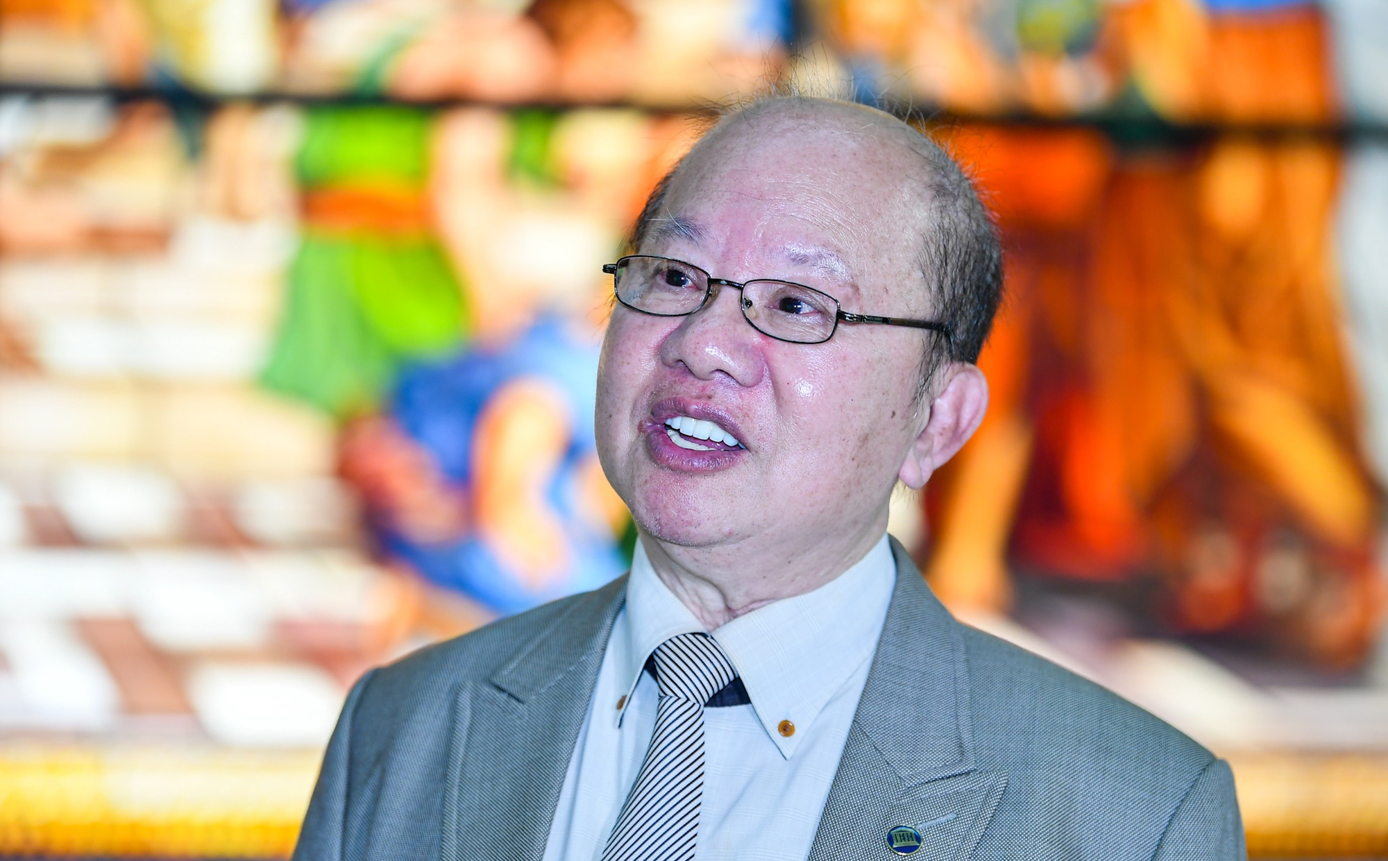 Bảo tàng được sáng lập bởi nhà báo, nhà ngoại giao Nguyễn Xuân Thắng, Chủ tịch Liên hiệp các Hội UNESCO Việt Nam, Giám đốc Bảo tàng Nghệ thuật kính màu, người đã dành gần 40 năm sưu tầm hơn 2.000 tác phẩm kính màu từ khắp nơi trên thế giới để thành lập bảo tàng này.