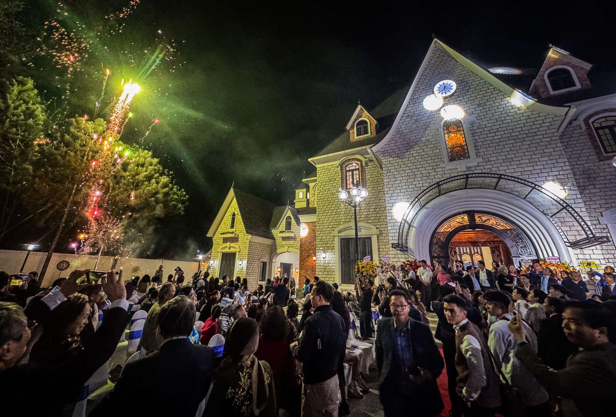 Tọa lạc tại Trại Da Vinci, xã Ba Trại, huyện Ba Vì, Hà Nội, Bảo tàng Nghệ thuật kính màu đầu tiên tại Việt Nam chính thức đi vào hoạt động từ ngày 15/3/2025 sau 3 năm xây dựng, mở ra một không gian hội tụ nghệ thuật, văn hóa và sáng tạo chuyên về kính màu.