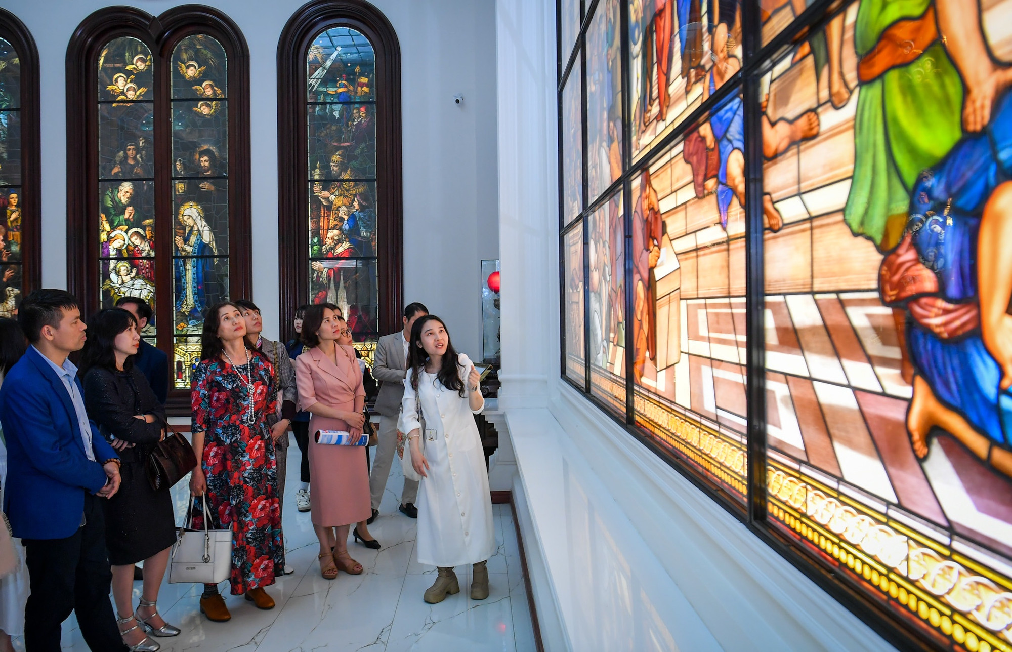 Bên cạnh việc trưng bày, bảo tàng cũng hướng đến việc tổ chức các workshop trao đổi, cung cấp thông tin, hướng dẫn chế tác kính màu..., góp phần mang nghệ thuật đến gần hơn với công chúng.