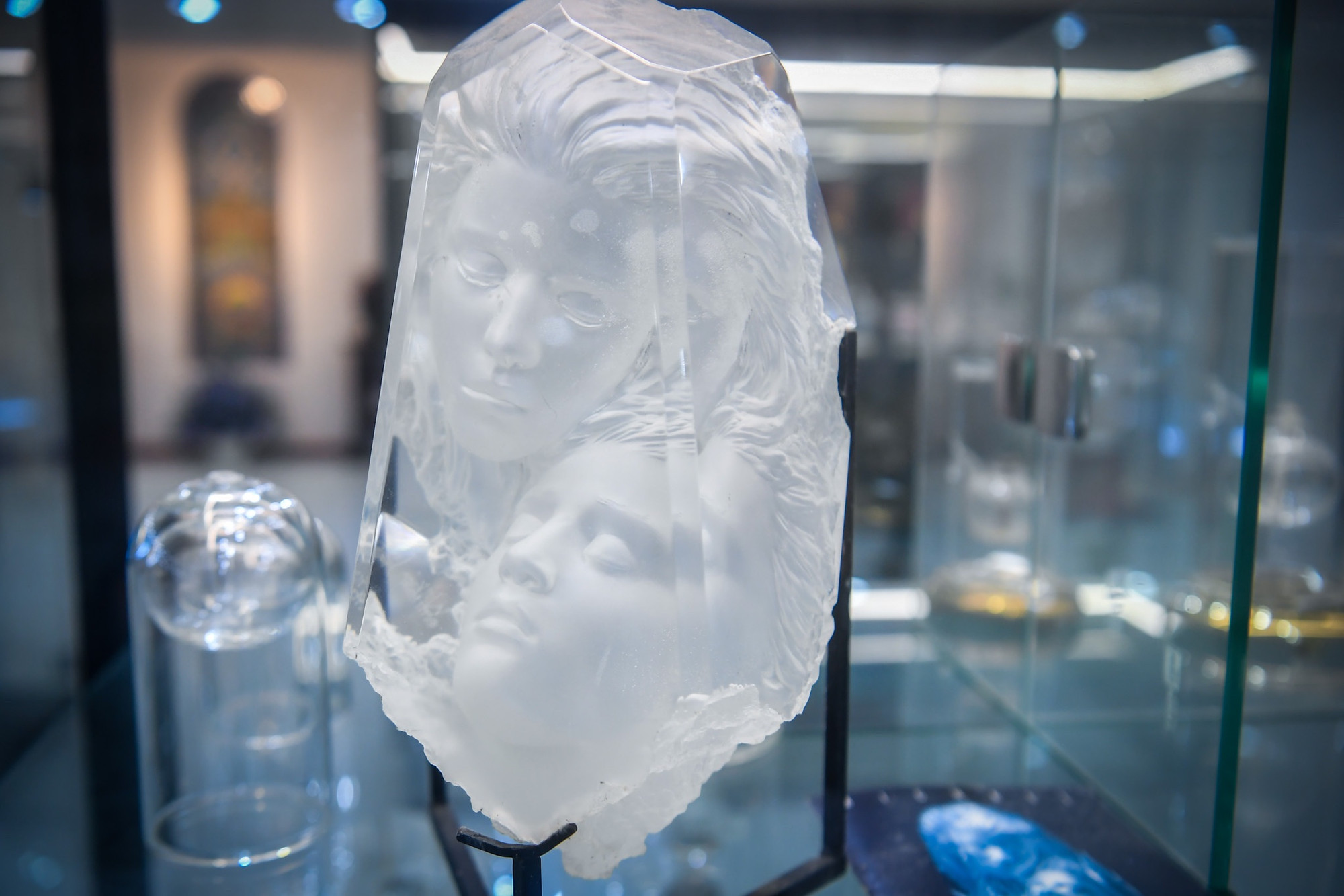 Bên cạnh các tác phẩm cổ điển, bảo tàng còn trưng bày những sáng tạo đương đại, mang hơi thở của nghệ thuật hiện đại.