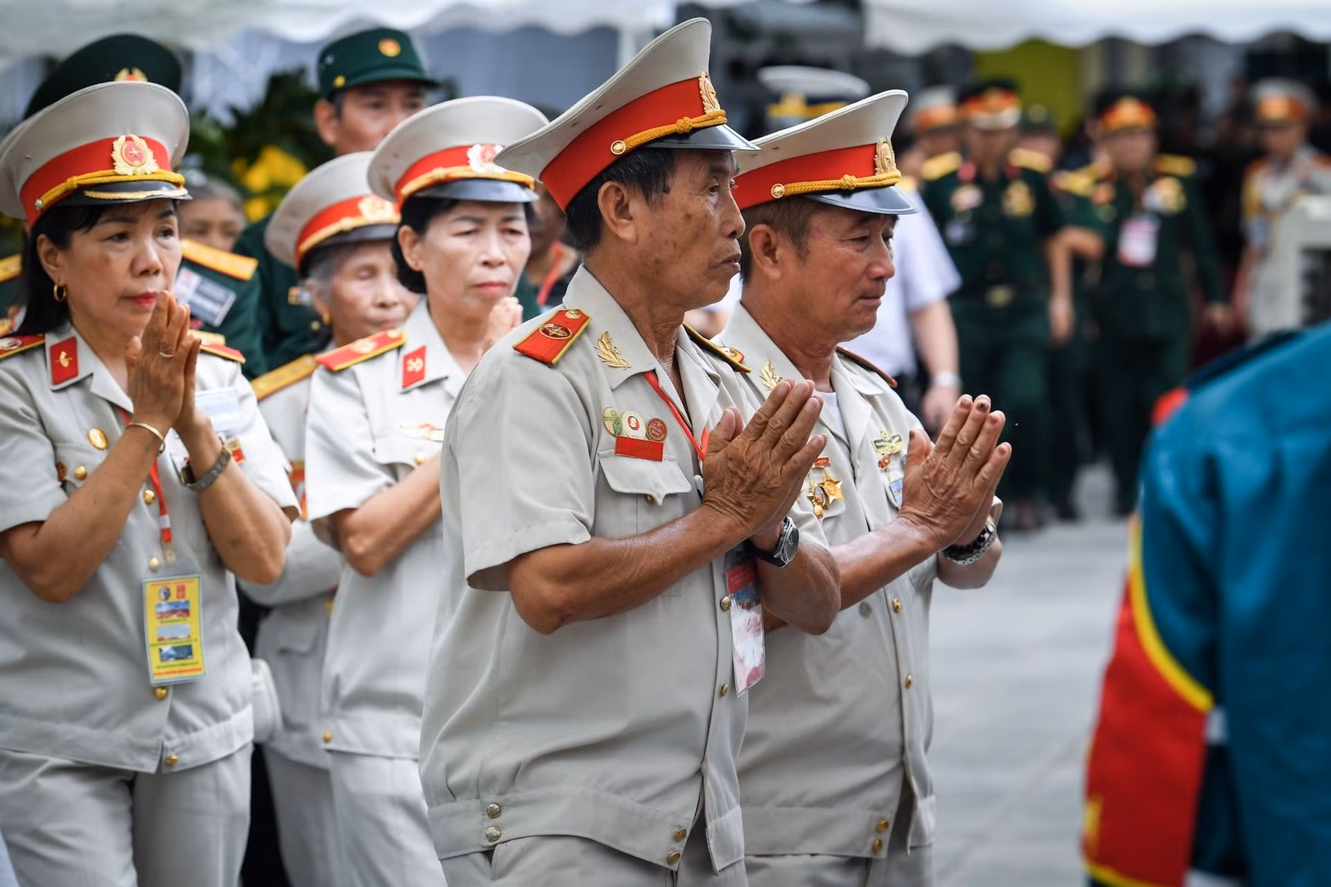 Các cựu chiến binh vào viếng Tổng Bí thư Nguyễn Phú Trọng.