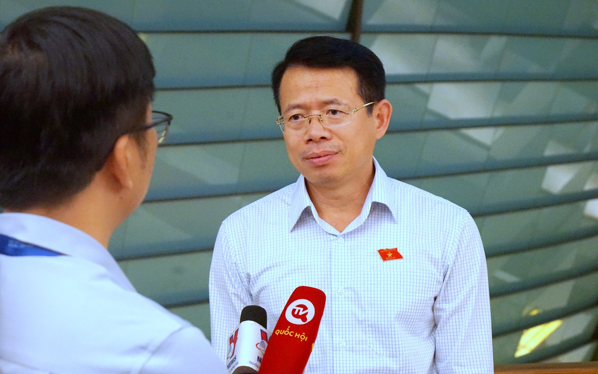 Đại biểu Nguyễn Hải Dũng (Nam Định) trao đổi với báo chí bên hành lang Quốc hội. (Ảnh: TRUNG HƯNG)