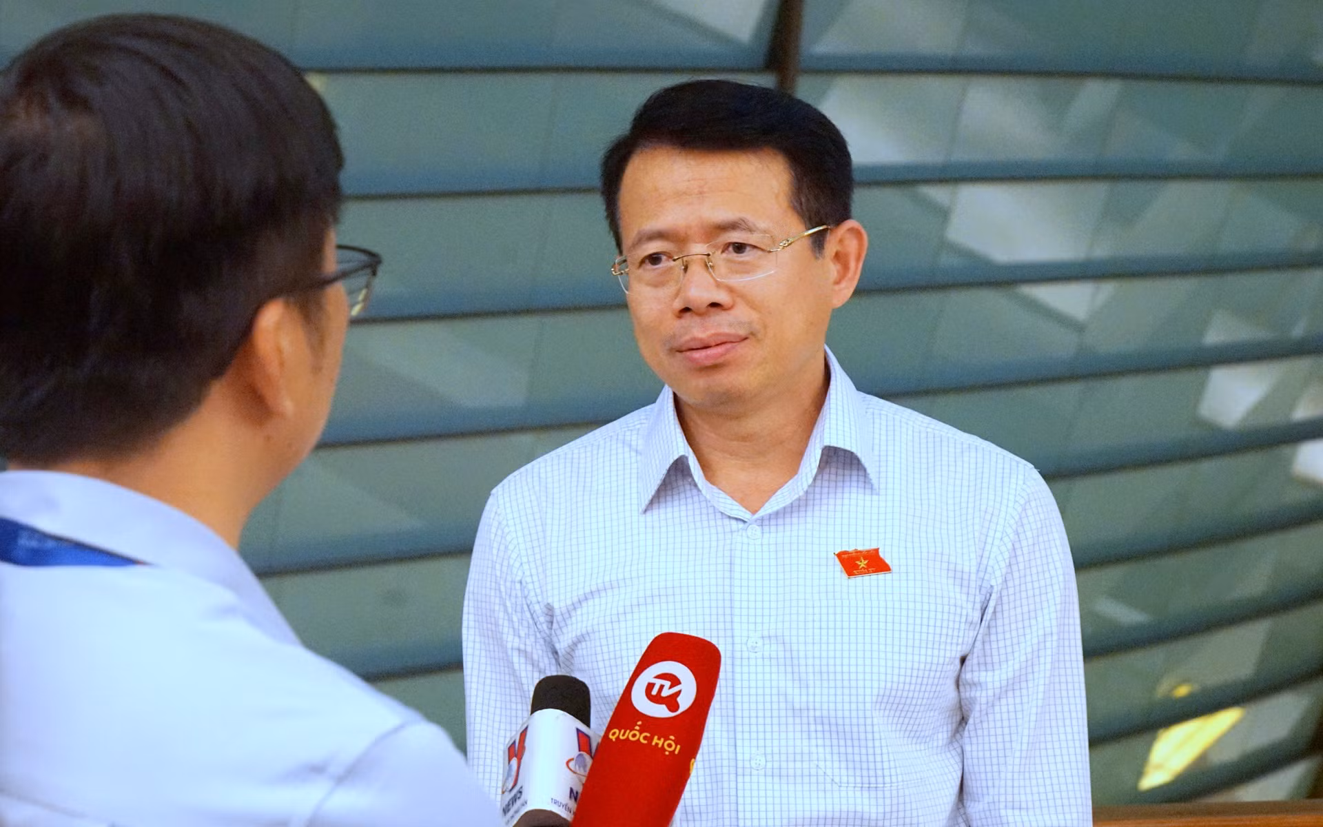 Đại biểu Nguyễn Hải Dũng (Nam Định) trao đổi với báo chí bên hành lang Quốc hội. (Ảnh: TRUNG HƯNG)