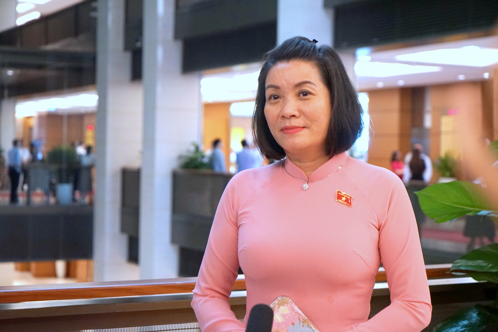 Đại biểu Nguyễn Minh Tâm (Quảng Bình) trao đổi với báo chí bên hành lang Quốc hội. (Ảnh: TRUNG HƯNG)