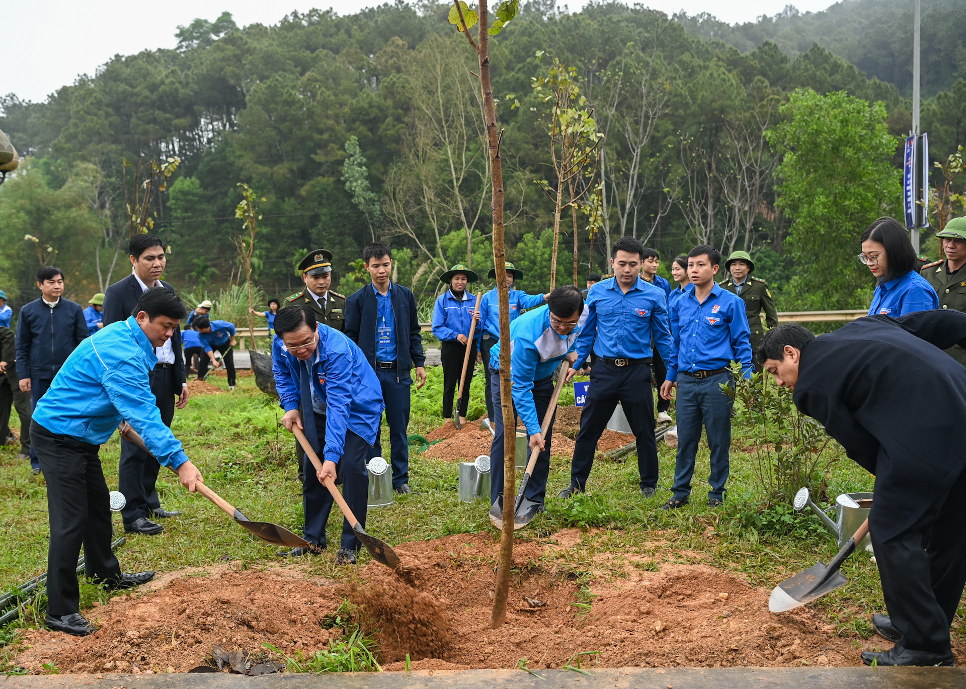 Chủ tịch Quốc hội Vương Đình Huệ và các đại biểu trồng cây tại Lễ phát động Tết trồng cây Xuân Giáp Thìn 2024. Chủ tịch Quốc hội Vương Đình Huệ và các đại biểu trồng cây tại Lễ phát động Tết trồng cây Xuân Giáp Thìn 2024.