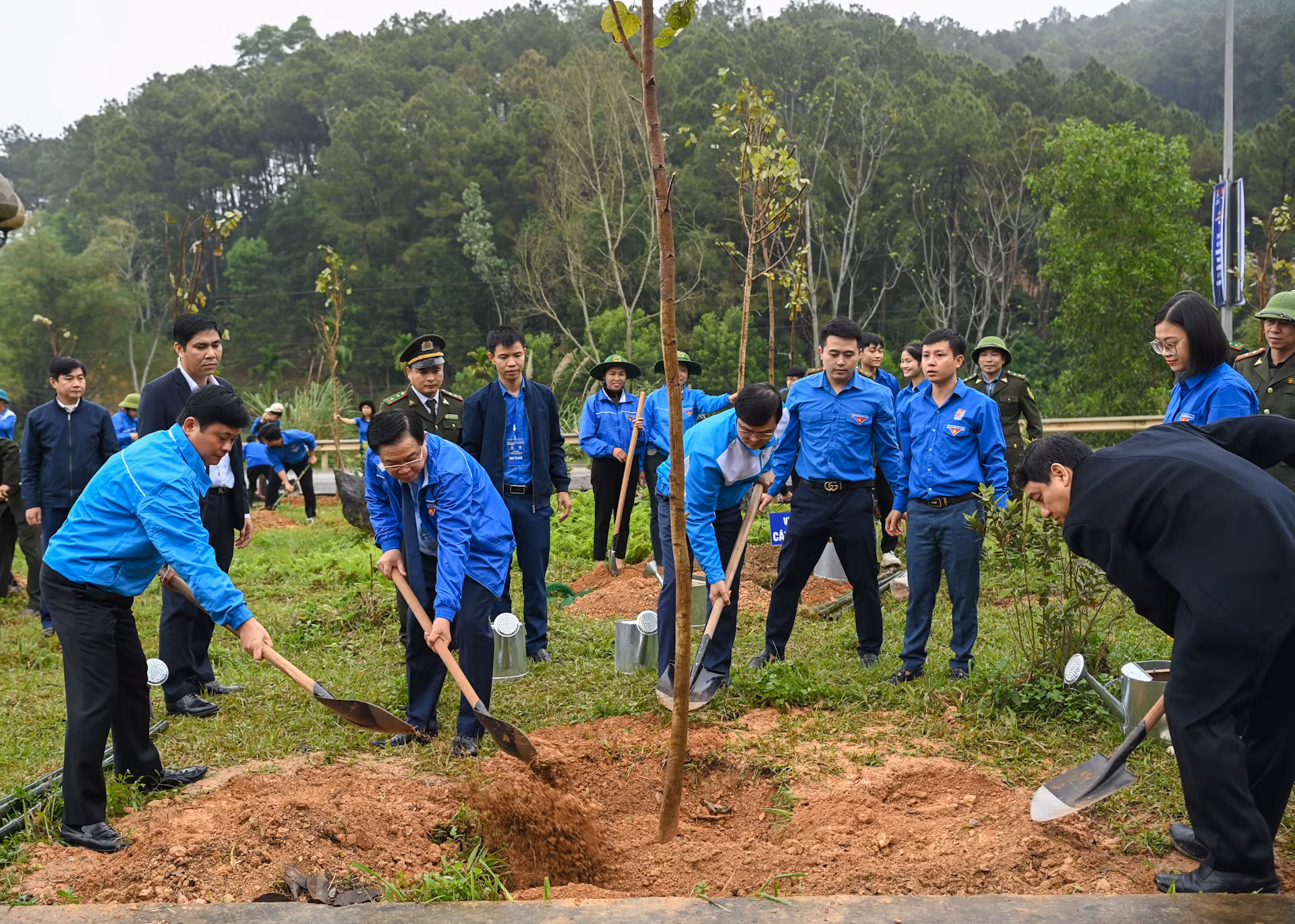 Chủ tịch Quốc hội Vương Đình Huệ và các đại biểu trồng cây tại Lễ phát động Tết trồng cây Xuân Giáp Thìn 2024.