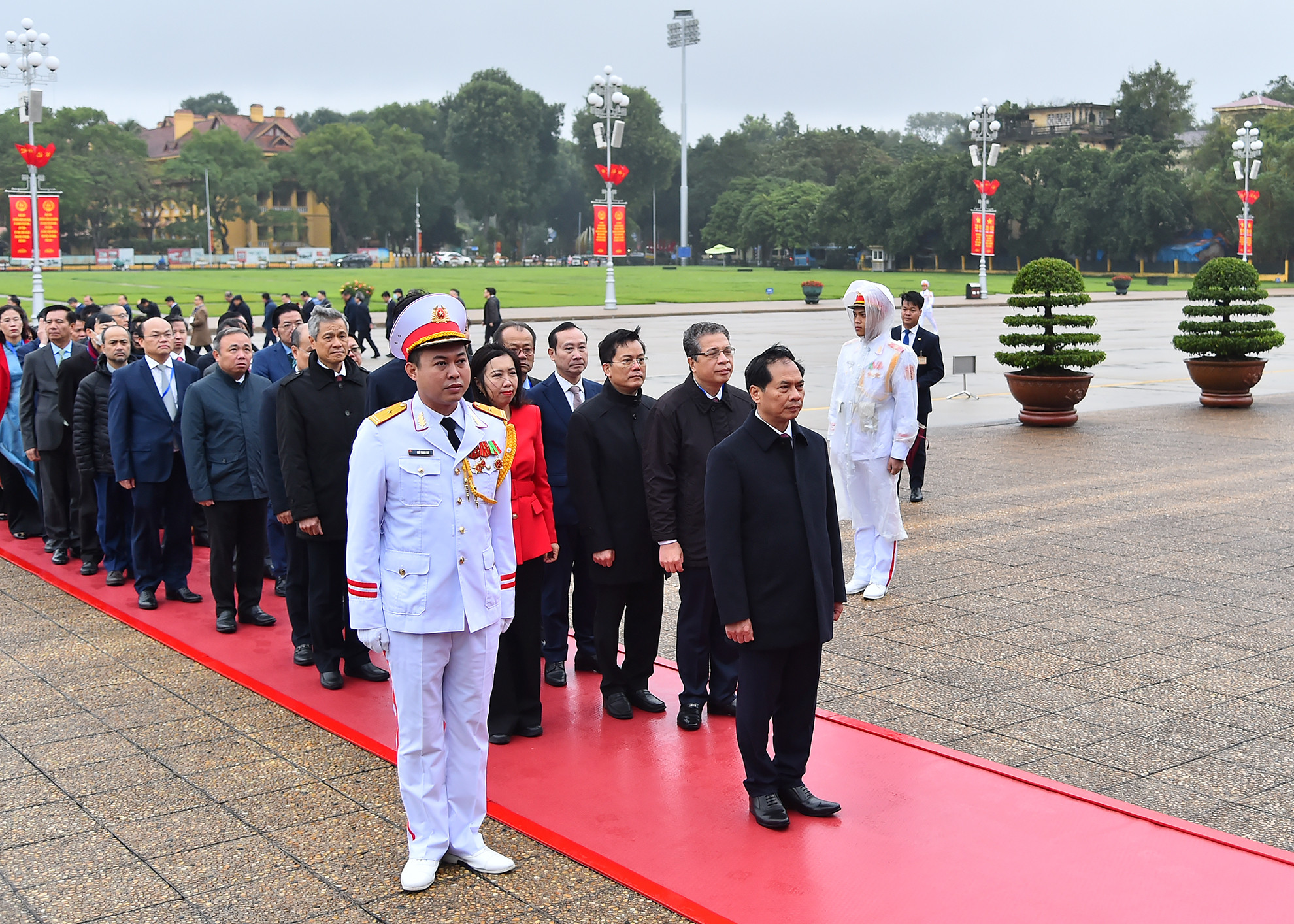 Trong không khí trang nghiêm, các đại biểu đã tỏ lòng biết ơn vô hạn, thành kính tưởng nhớ công lao to lớn của Chủ tịch Hồ Chí Minh, lãnh tụ vĩ đại, người thầy kính yêu của Đảng và dân tộc ta.