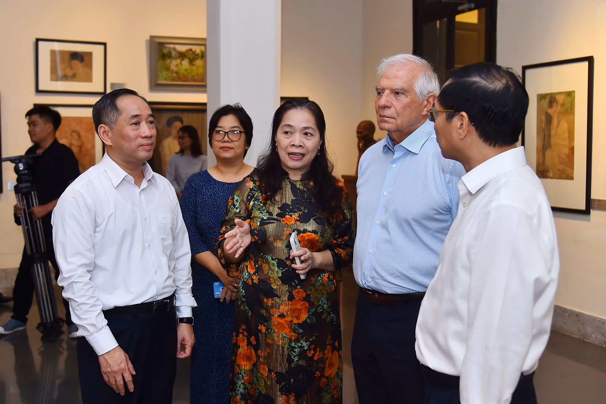 Bộ trưởng Ngoại giao Bùi Thanh Sơn và Phó Chủ tịch Ủy ban châu Âu Josep Borell Fontelles nghe giới thiệu về nền hội họa của Việt Nam qua các thời kỳ.