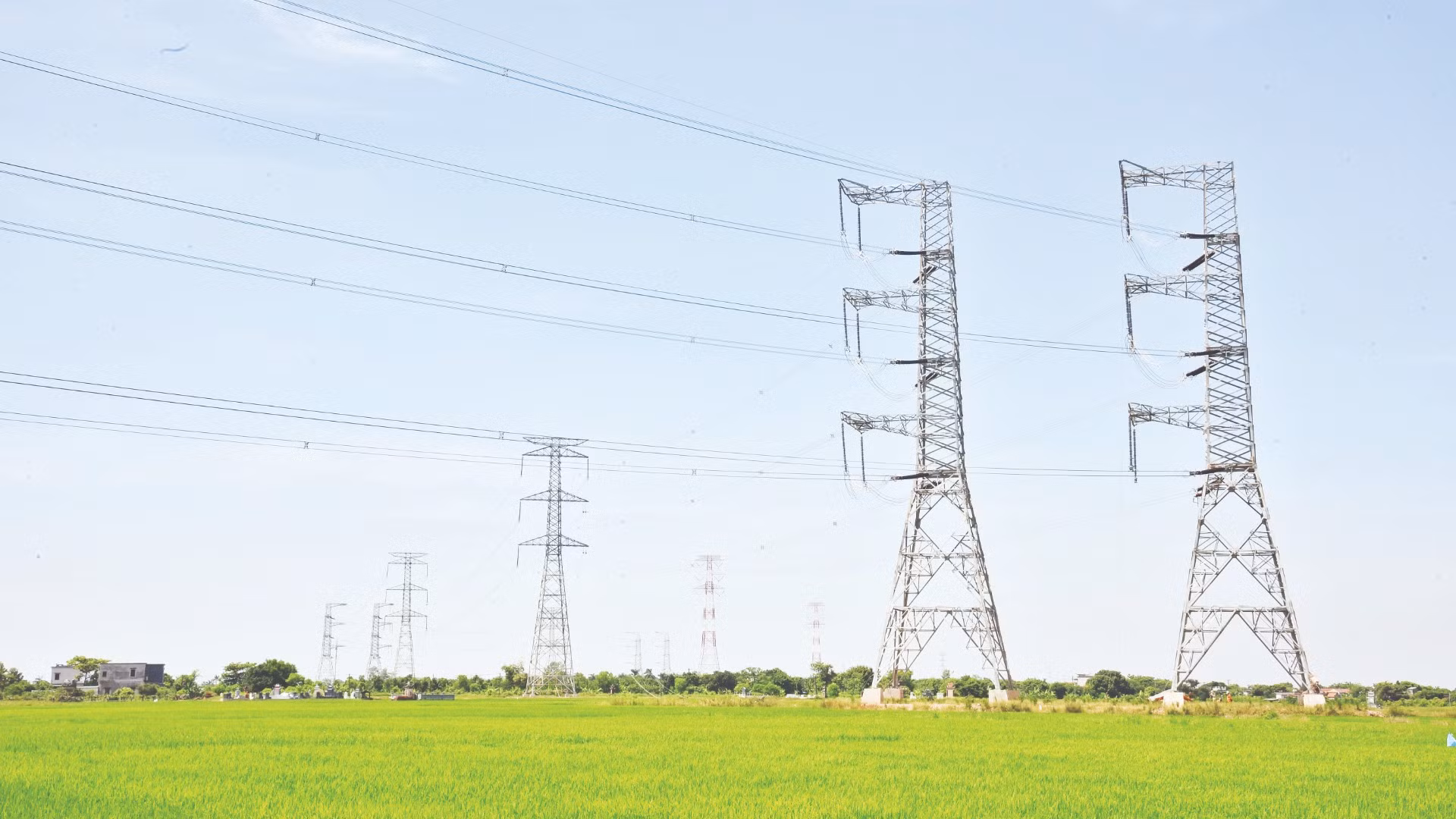 Dự án đường dây 500kV mạch 3 từ Quảng Trạch đến Phố Nối có tổng chiều dài khoảng 519km đi qua địa bàn 211 xã, phường, của 43 huyện, thị xã thuộc 9 tỉnh. (Ảnh: NHÂN DÂN)