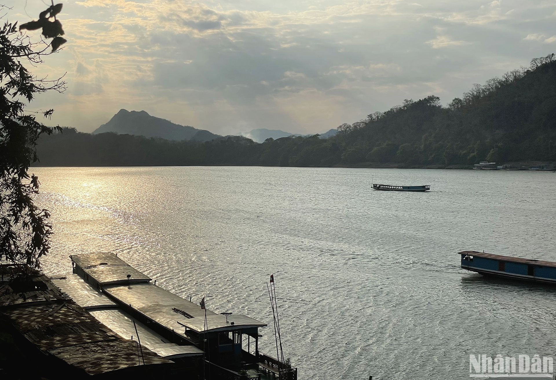 Để trải nghiệm vẻ đẹp của Luang Prabang từ góc nhìn khác, du khách có thể lênh đênh trên thuyền và thưởng thức hoàng hôn buông xuống sông Mekong, hoặc tham quan các làng nghề nằm dọc bên bờ sông. (Ảnh: HẢI TIẾN)