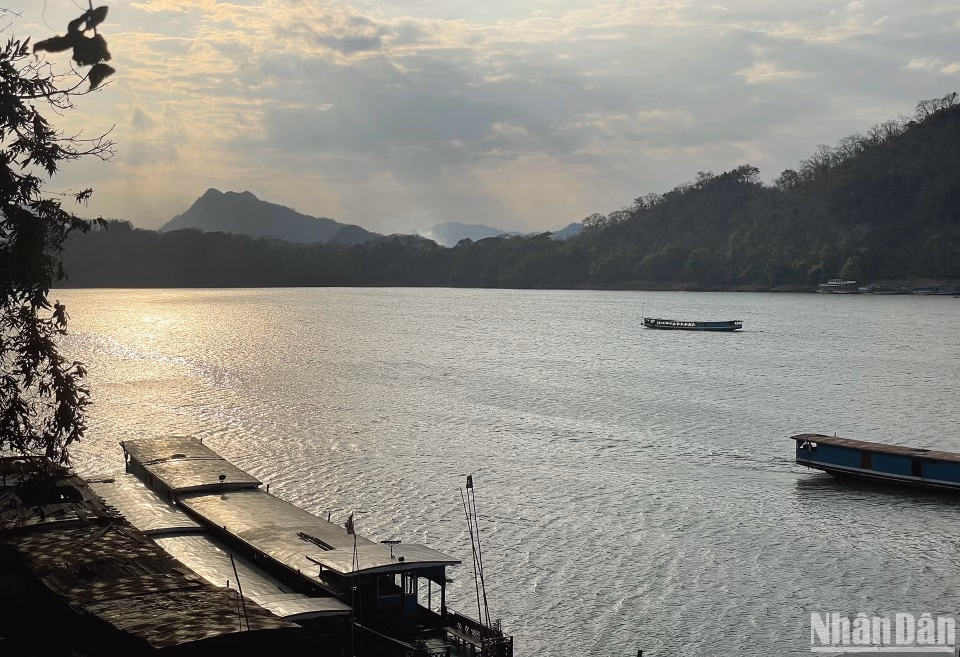 Để trải nghiệm vẻ đẹp của Luang Prabang từ góc nhìn khác, du khách có thể lênh đênh trên thuyền và thưởng thức hoàng hôn buông xuống sông Mekong, hoặc tham quan các làng nghề nằm dọc bên bờ sông. (Ảnh: HẢI TIẾN)