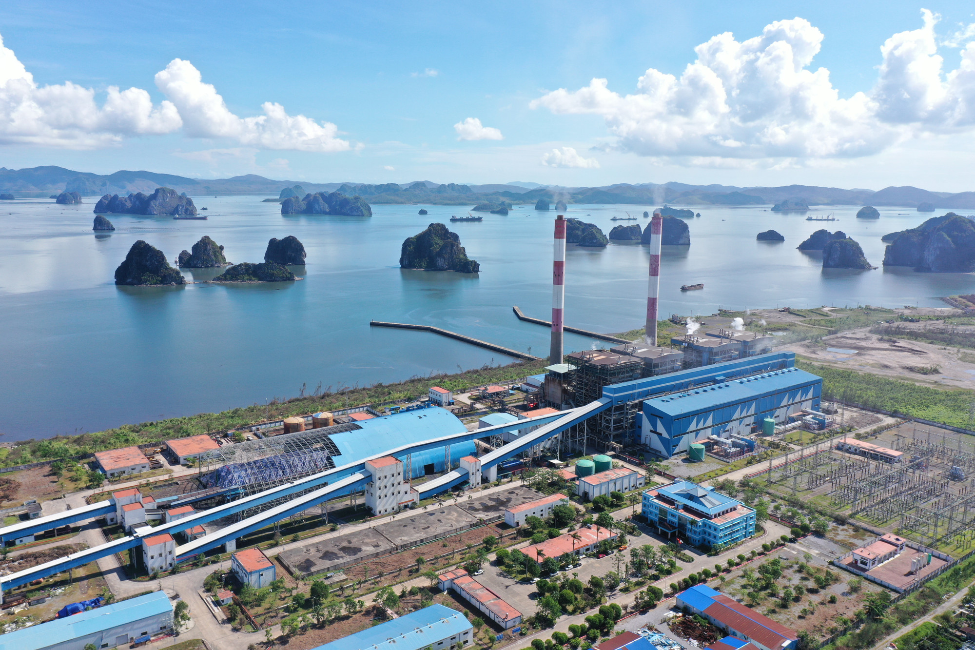 Quang cảnh nhà máy nhiệt điện Cẩm Phả.