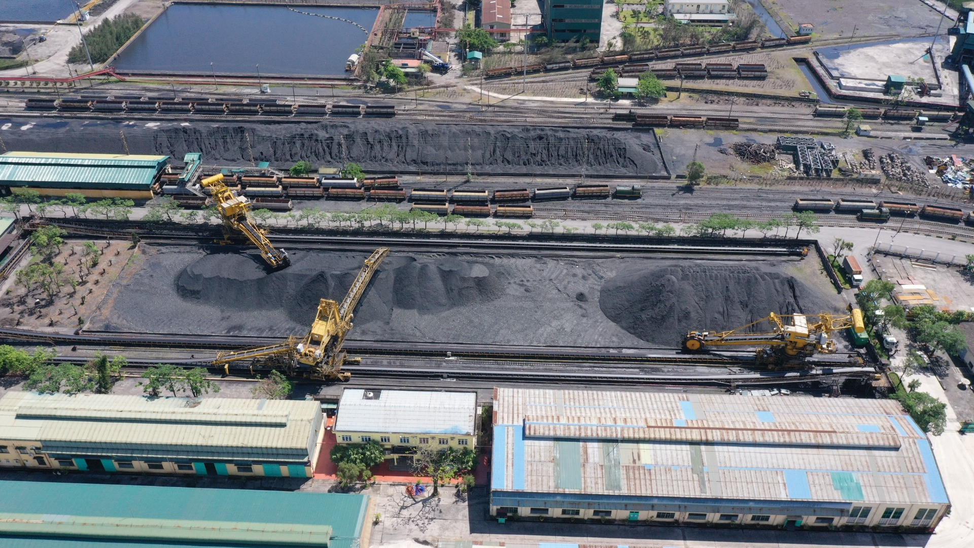 Bốc rót than tại Công ty Kho vận và Cảng Cẩm Phả.