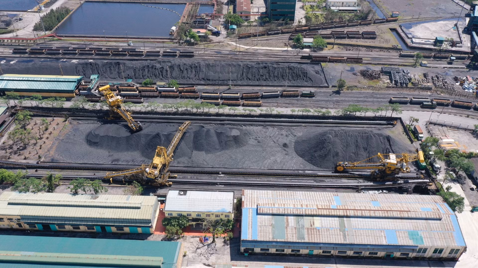 Bốc rót than tại Công ty Kho vận và Cảng Cẩm Phả.