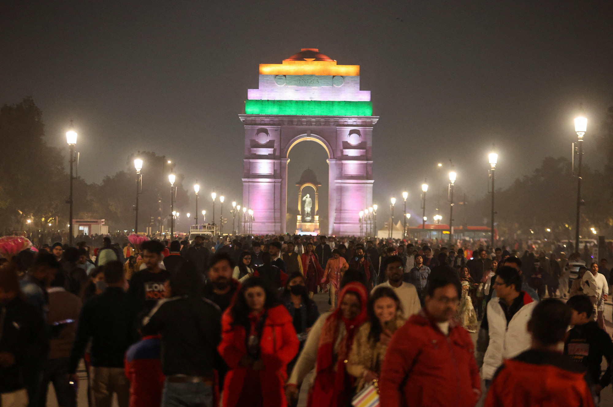 Đông đảo người dân đổ ra đường vào đêm giao thừa ở New Delhi, Ấn Độ. (Ảnh: Reuters)