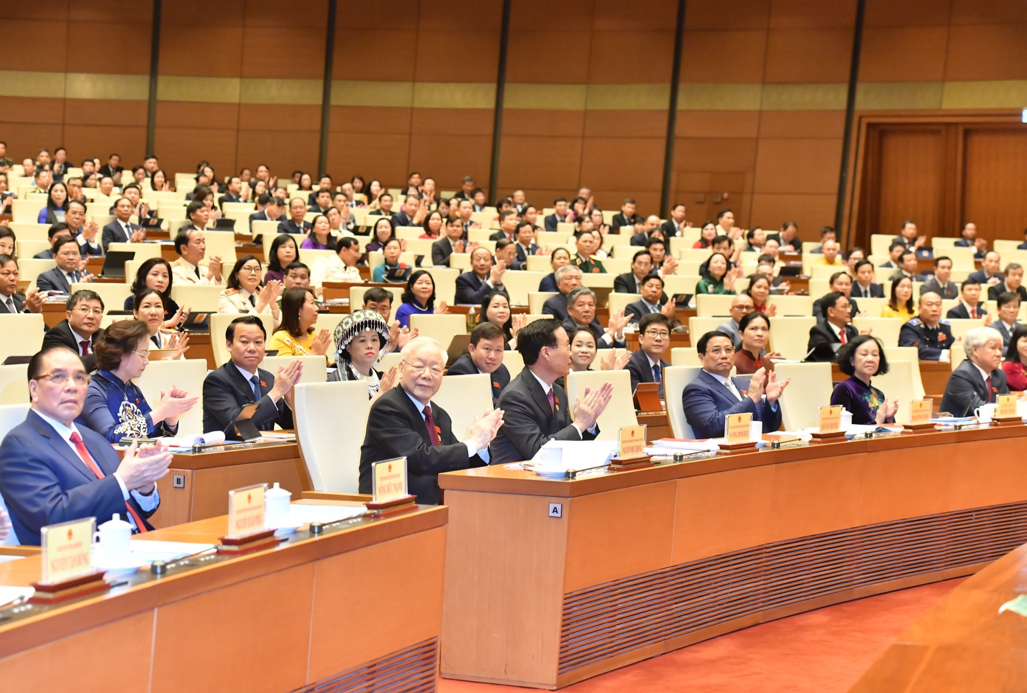 Các đồng chí lãnh đạo, nguyên lãnh đạo Đảng, Nhà nước và các đại biểu dự phiên khai mạc. (Ảnh: ĐĂNG KHOA)