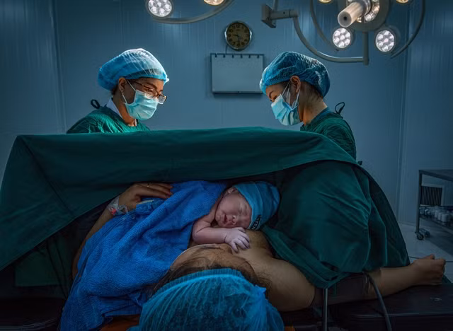 Huy chương Đồng: Tác phẩm "Phía sau niềm hạnh phúc" - tác giả Trần Thị Mùi.
