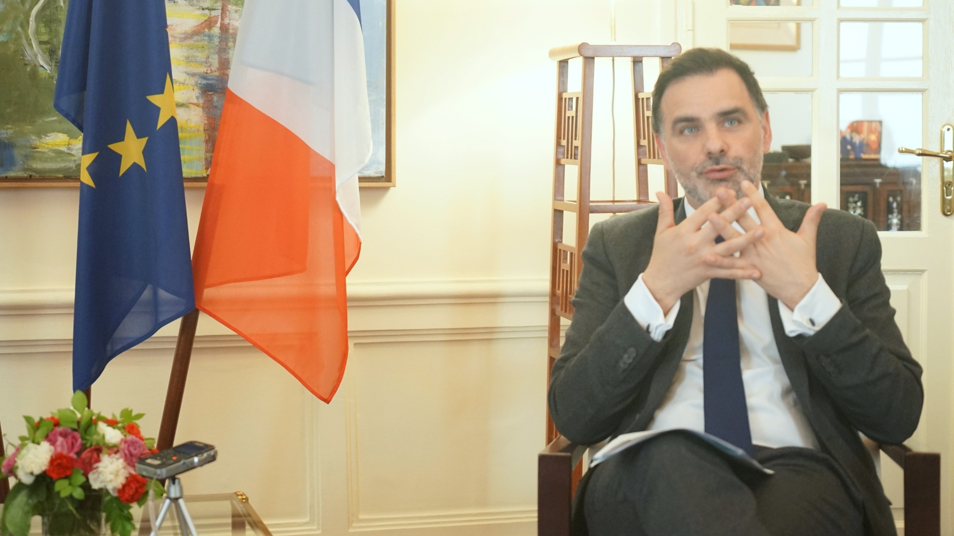 Bộ trưởng đặc trách Ngoại thương và người Pháp ở nước ngoài Laurent Saint-Martin trao đổi với phóng viên Báo Nhân Dân. (Ảnh: TRUNG HƯNG)