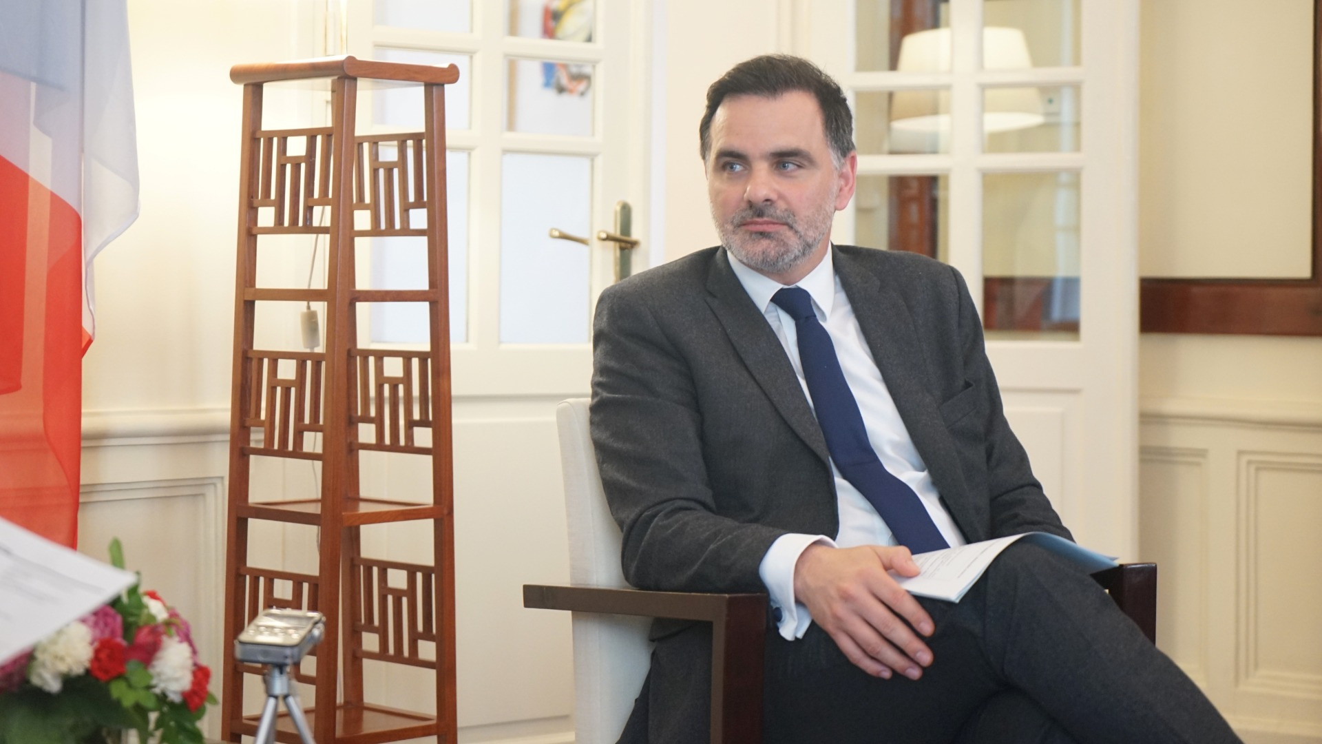 Bộ trưởng đặc trách Ngoại thương và người Pháp ở nước ngoài Laurent Saint-Martin trong cuộc trả lời phỏng vấn phóng viên Báo Nhân Dân. (Ảnh: TRUNG HƯNG)