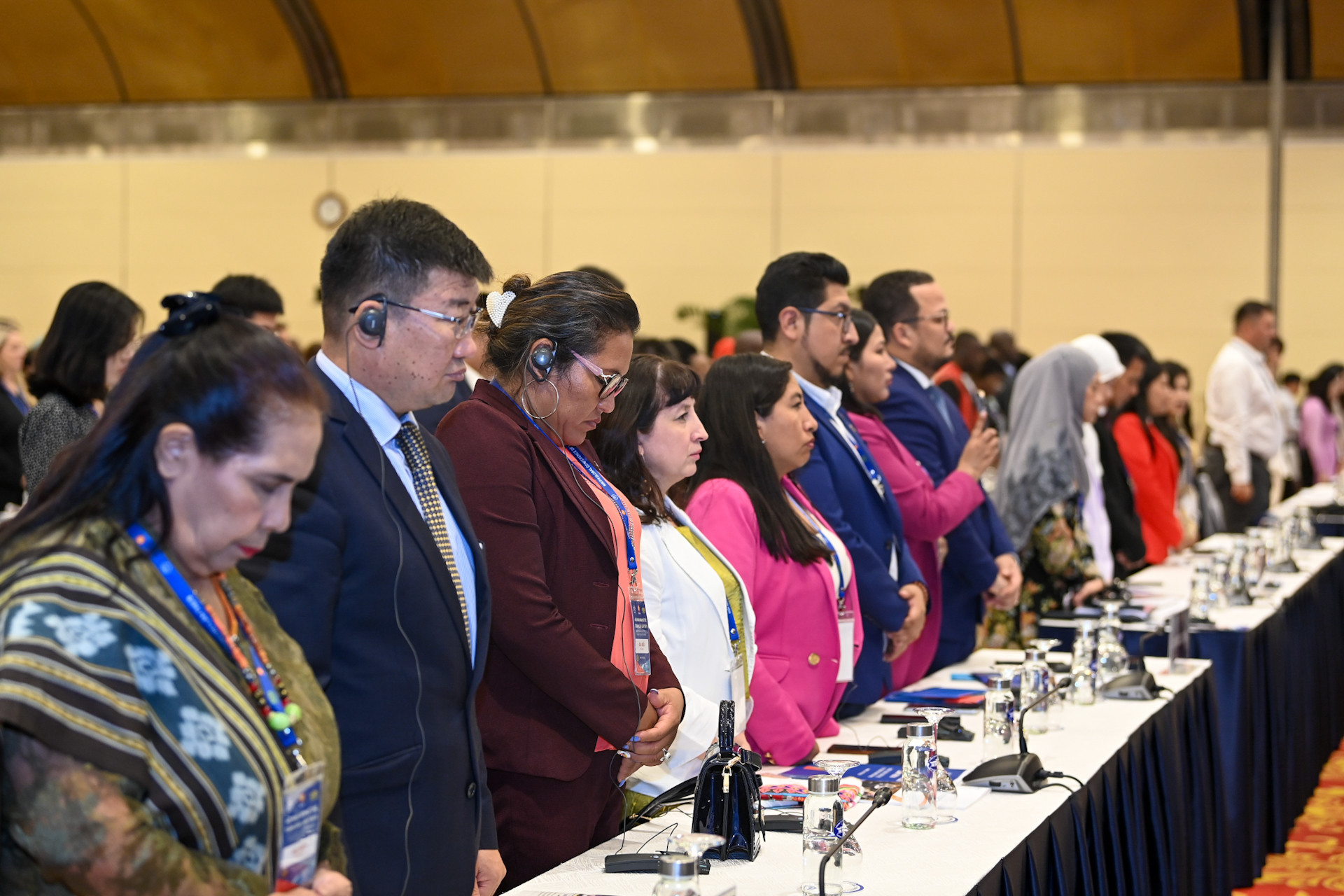 Các đại biểu dành một phút mặc niệm để tỏ lòng thương tiếc các nạn nhân trong các vụ tai nạn xảy ra vừa qua tại Maroc, Lybia và Việt Nam…