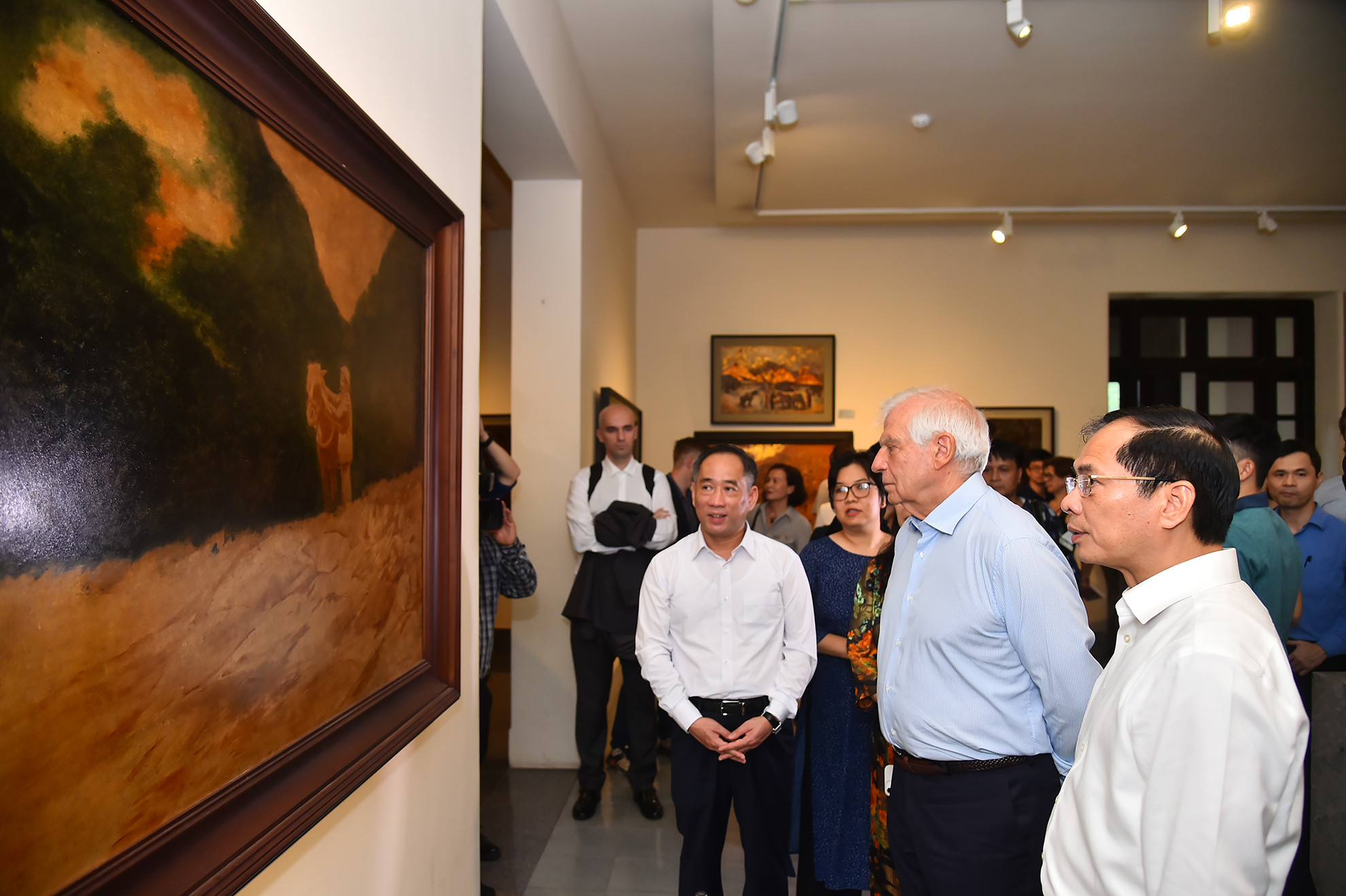 Bộ trưởng Ngoại giao Bùi Thanh Sơn và Phó Chủ tịch Ủy ban châu Âu Josep Borell Fontelles cùng các đại biểu chiêm ngưỡng và nghe giới thiệu về bức tranh "Bác Hồ ở chiến khu Việt Bắc" của họa sĩ Dương Bích Liên. Bộ trưởng Ngoại giao Bùi Thanh Sơn và Phó Chủ tịch Ủy ban châu Âu Josep Borell Fontelles cùng các đại biểu chiêm ngưỡng và nghe giới thiệu về bức tranh "Bác Hồ ở chiến khu Việt Bắc" của họa sĩ Dương Bích Liên.