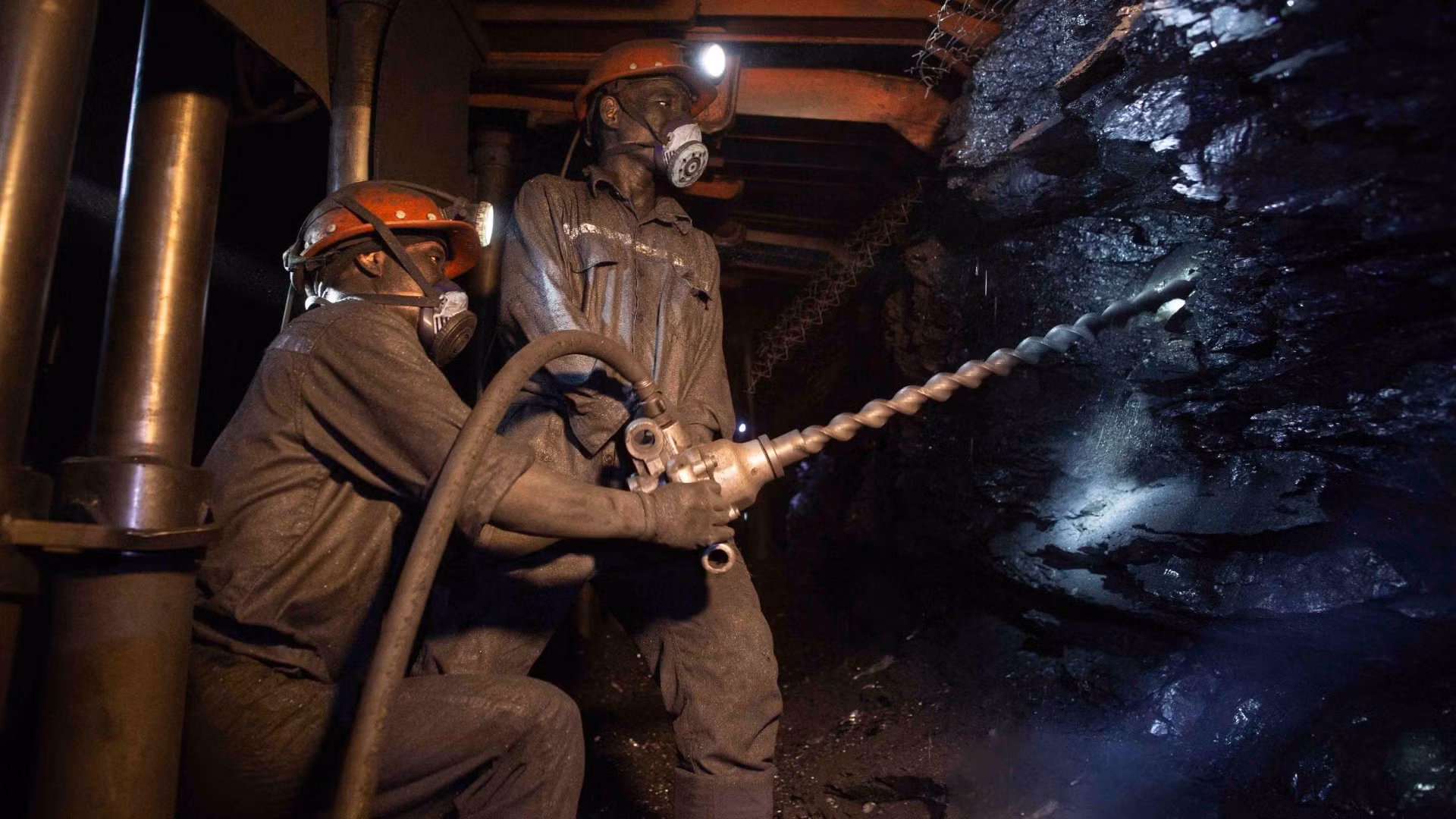 Công nhân khai thác than trong hầm lò.
