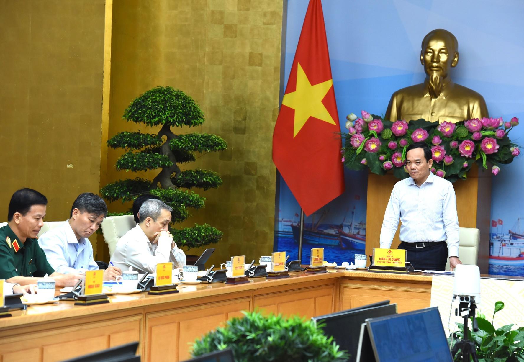 Phó Thủ tướng Trần Lưu Quang phát biểu. Phó Thủ tướng Trần Lưu Quang phát biểu.