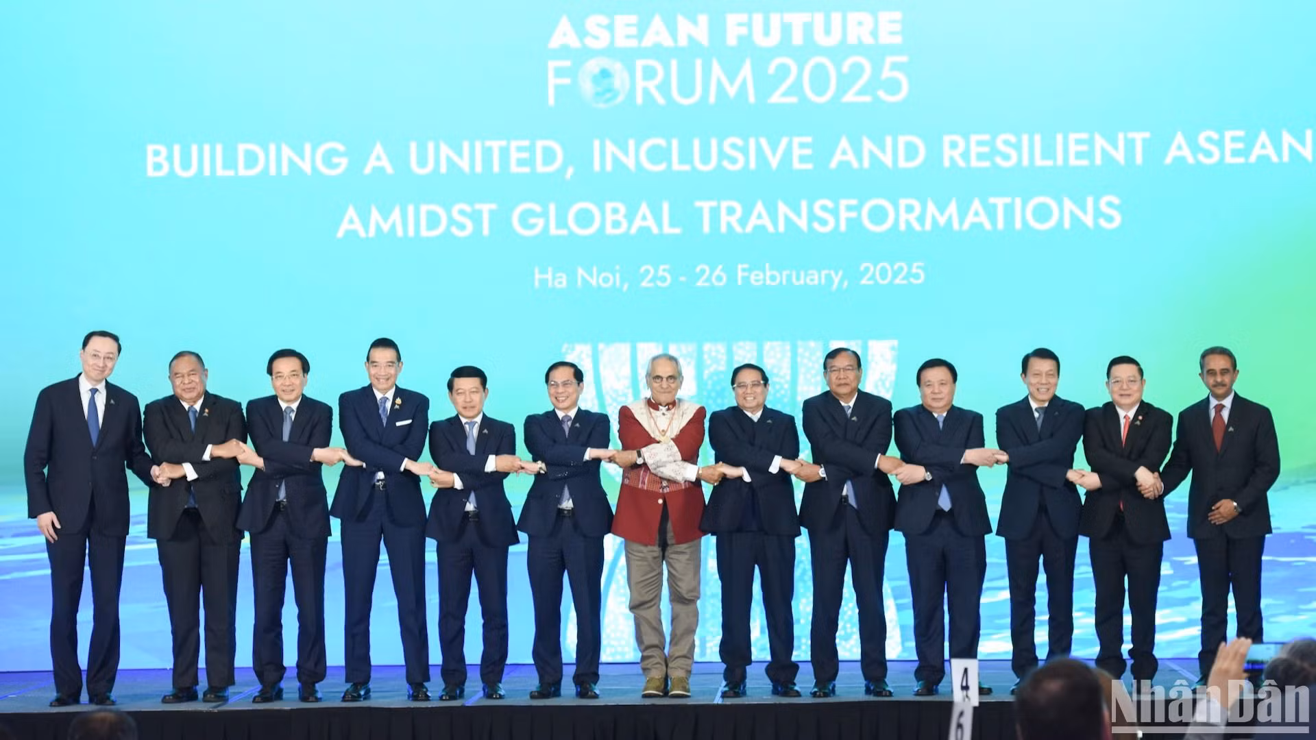 Thủ tướng Phạm Minh Chính cùng các đại biểu tham dự Diễn đàn Tương lai ASEAN 2025, được tổ chức từ ngày 25-26/2/2025 tại Thủ đô Hà Nội. (Ảnh: TRẦN HẢI) 