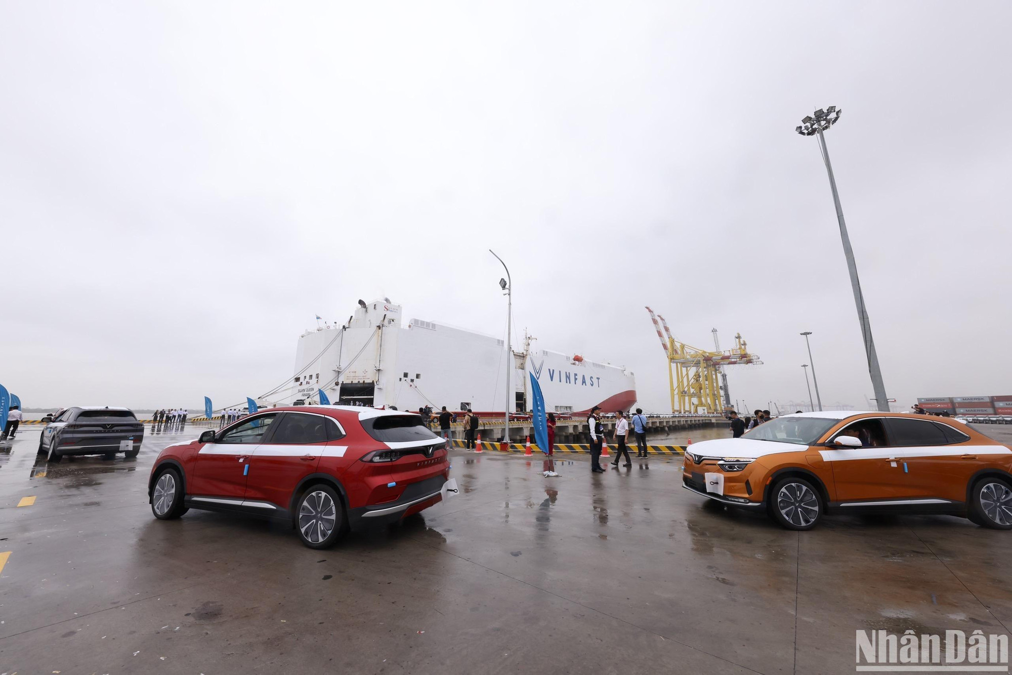 Xe ô-tô điện của VinFast lên tàu xuất khẩu sang thị trường Mỹ. Dự kiến, sau khoảng 20 ngày xuất phát từ cảng MPC Port, Hải Phòng, lô xe sẽ cập cảng California, Hoa Kỳ và sẽ được bàn giao tới những khách hàng đầu tiên vào cuối tháng 12/2022.