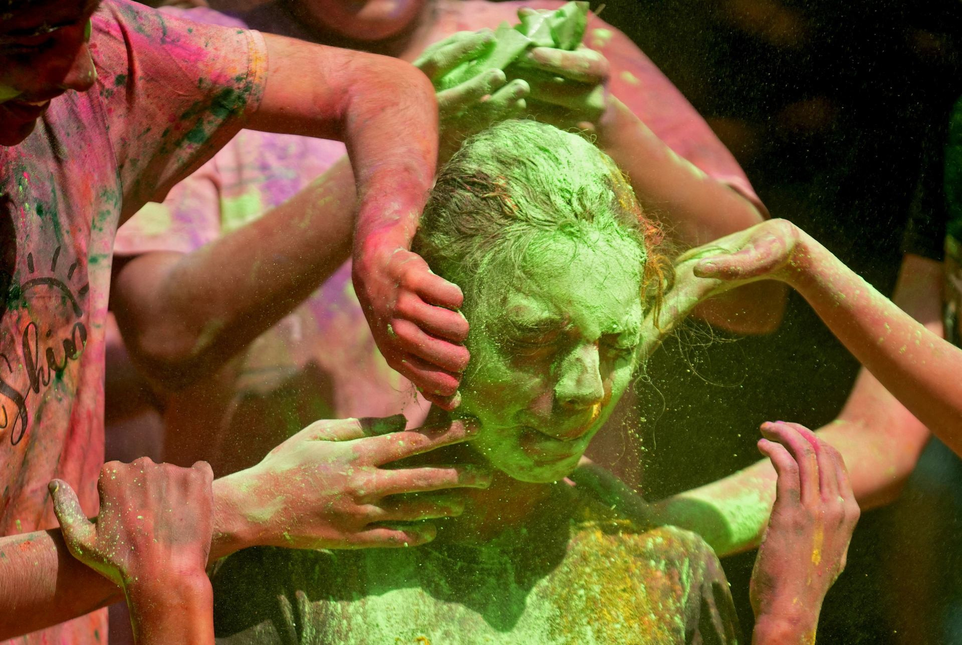 Trong dịp Lễ hội Holi, mọi người tô điểm cho nhau bằng những màu sắc rực rỡ, Mumbai, Ấn Độ, ngày 25/3/2024. (Ảnh: Reuters)