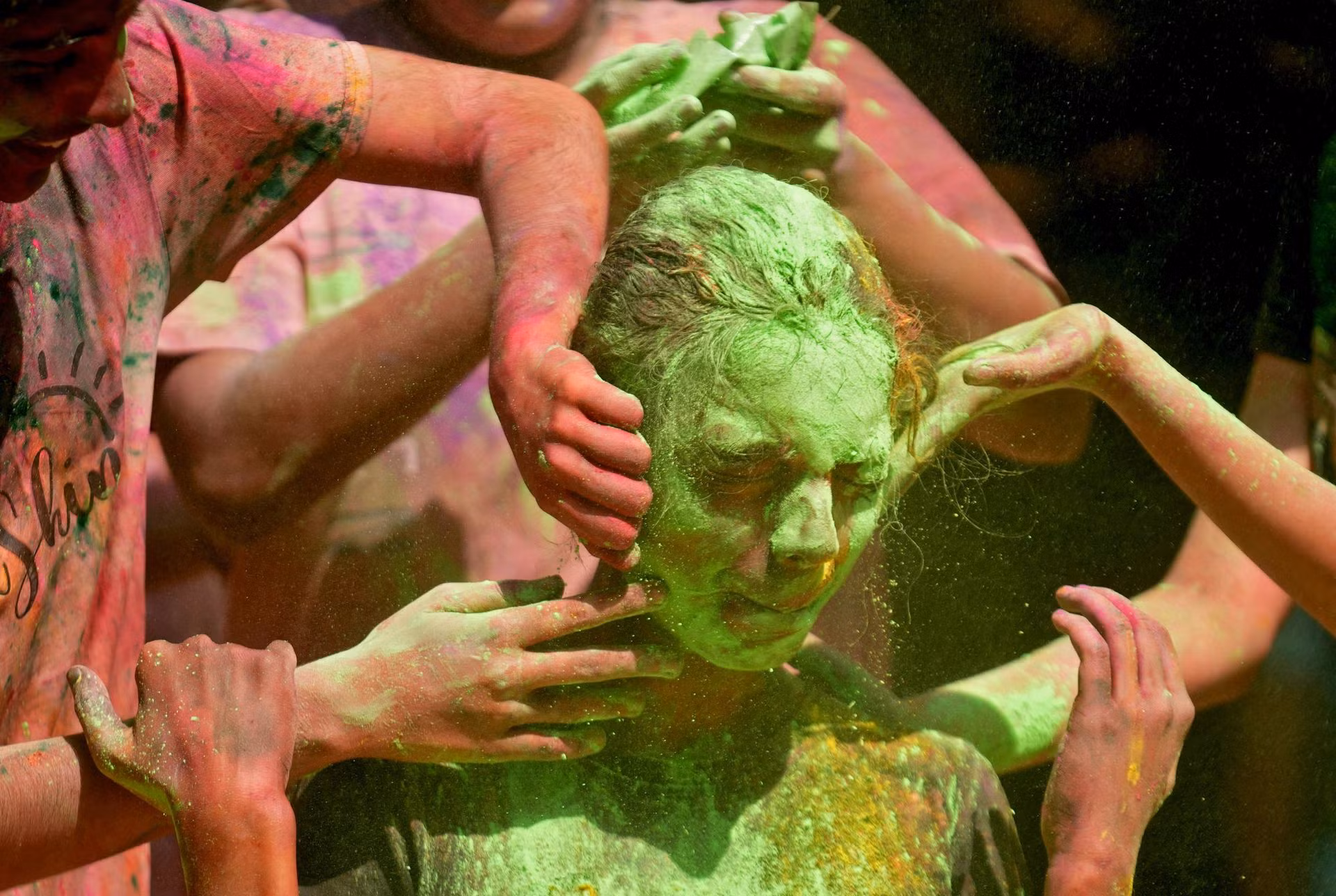 Trong dịp Lễ hội Holi, mọi người tô điểm cho nhau bằng những màu sắc rực rỡ, Mumbai, Ấn Độ, ngày 25/3/2024. (Ảnh: Reuters)