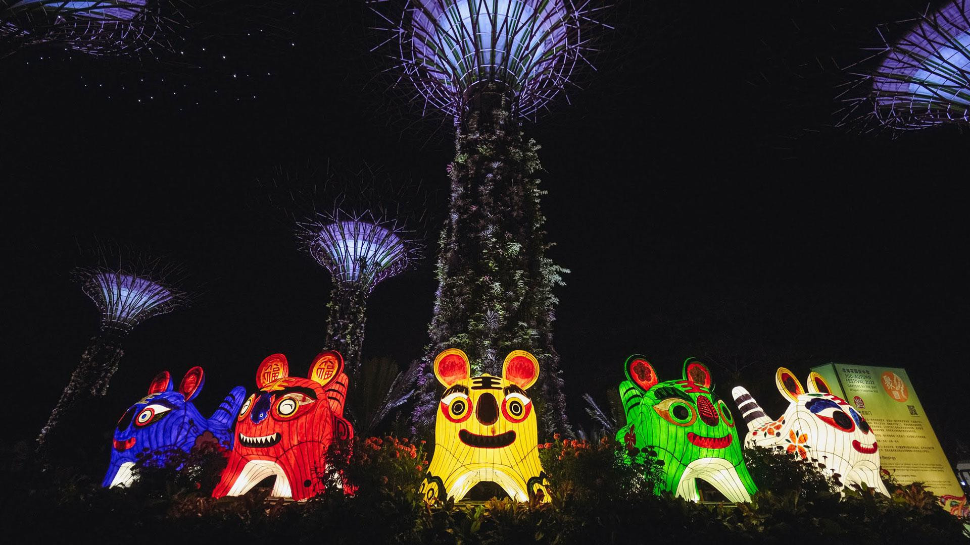 Những lồng đèn đầy màu sắc được tạo hình theo linh vật hổ của năm âm lịch 2022, lấy cảm hứng từ nghề thủ công truyền thống làm hổ vải. Mỗi chú hổ được thiết kế để đại diện cho một điều ước khác nhau - Hạnh phúc, Sức khỏe, Tình yêu, Trường thọ và Hòa bình. Những lồng đèn đầy màu sắc được tạo hình theo linh vật hổ của năm âm lịch 2022, lấy cảm hứng từ nghề thủ công truyền thống làm hổ vải. Mỗi chú hổ được thiết kế để đại diện cho một điều ước khác nhau - Hạnh phúc, Sức khỏe, Tình yêu, Trường thọ và Hòa bình.