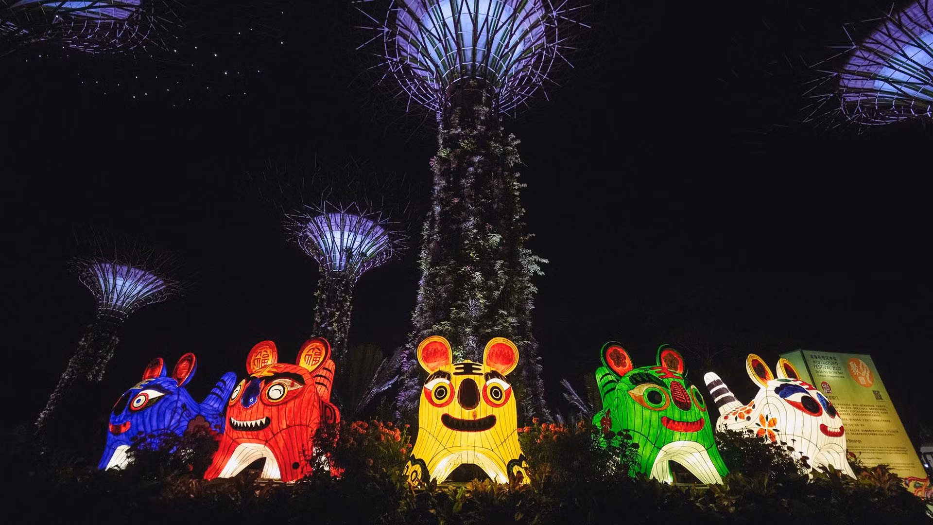 Những lồng đèn đầy màu sắc được tạo hình theo linh vật hổ của năm âm lịch 2022, lấy cảm hứng từ nghề thủ công truyền thống làm hổ vải. Mỗi chú hổ được thiết kế để đại diện cho một điều ước khác nhau - Hạnh phúc, Sức khỏe, Tình yêu, Trường thọ và Hòa bình.