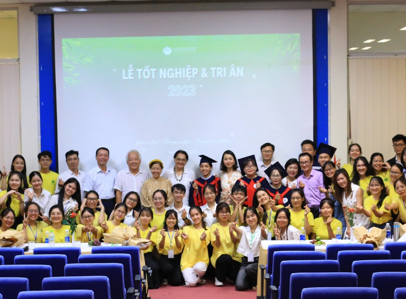 Khoảnh khắc trưởng thành của các “hạt giống” VietSeeds thế hệ thứ 9 tại Huế, đánh dấu lứa sinh viên Huế đầu tiên chính thức tốt nghiệp, tháng 7/2023.