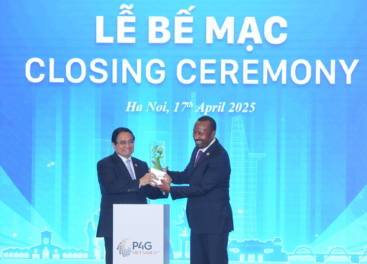 Thủ tướng Phạm Minh Chính trao biểu trưng đăng cai tổ chức Hội nghị Thượng đỉnh P4G lần thứ 5 cho Thủ tướng Ethiopia Abiy Ahmed Ali. (Ảnh: TRẦN HẢI) Thủ tướng Phạm Minh Chính trao biểu trưng đăng cai tổ chức Hội nghị Thượng đỉnh P4G lần thứ 5 cho Thủ tướng Ethiopia Abiy Ahmed Ali. (Ảnh: TRẦN HẢI)