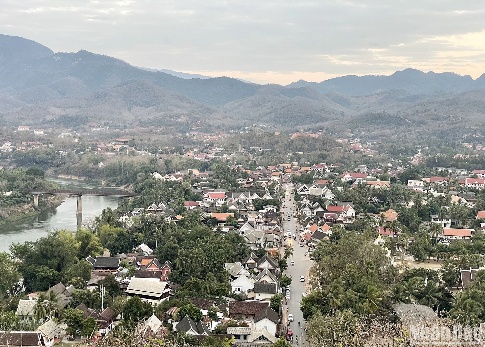 Nhìn từ đỉnh núi Phousi, du khách có thể chiêm ngưỡng toàn cảnh thành phố Luang Prabang được bao bọc bởi sông Mekong và phụ lưu của nó là sông Namkhan. (Ảnh: HẢI TIẾN)