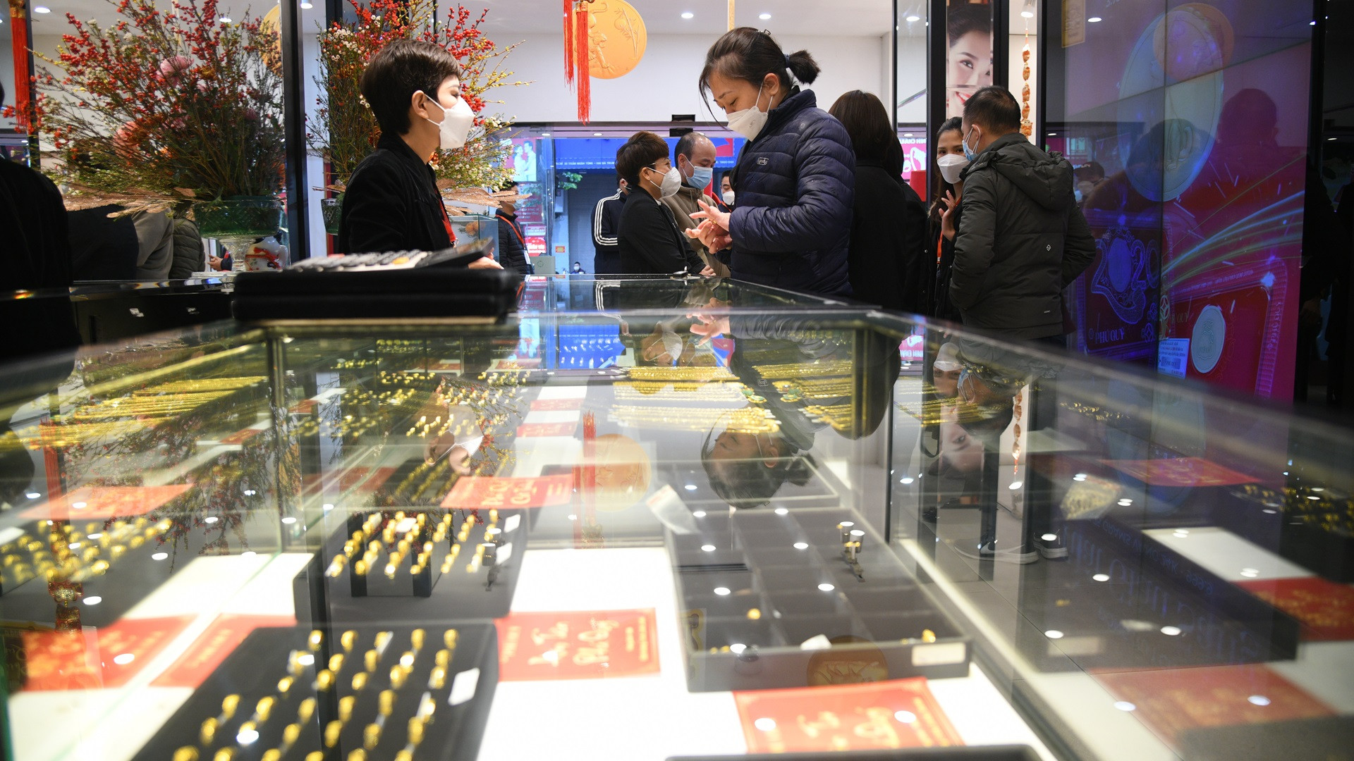 Năm 2023 chứng kiến giá vàng tăng cao bất thường vào cuối năm. (Ảnh minh họa: THÀNH ĐẠT)