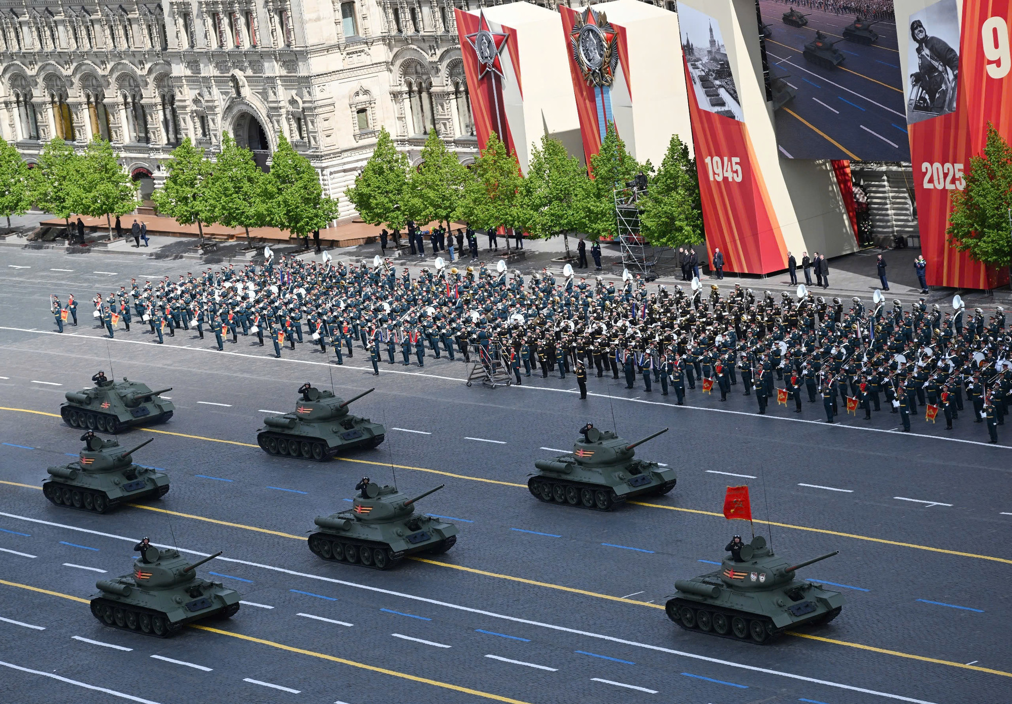 Cận cảnh dàn xe tăng T-34-85 huyền thoại trong cuộc duyệt binh kỷ niệm 80 năm Chiến thắng phát-xít.