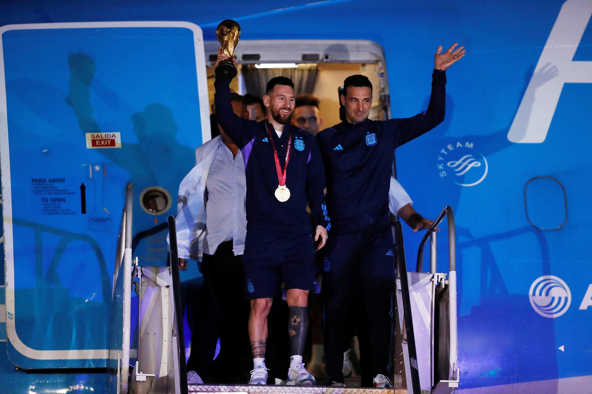Huấn luyện viên Leonel Scaloni và Lionel Messi với chiếc cúp vàng World Cup khi cả đội vừa hạ cánh xuống sân bay quốc tế Ezeiza, rạng sáng 20/12. (Ảnh: Reuters) Huấn luyện viên Leonel Scaloni và Lionel Messi với chiếc cúp vàng World Cup khi cả đội vừa hạ cánh xuống sân bay quốc tế Ezeiza, rạng sáng 20/12. (Ảnh: Reuters)