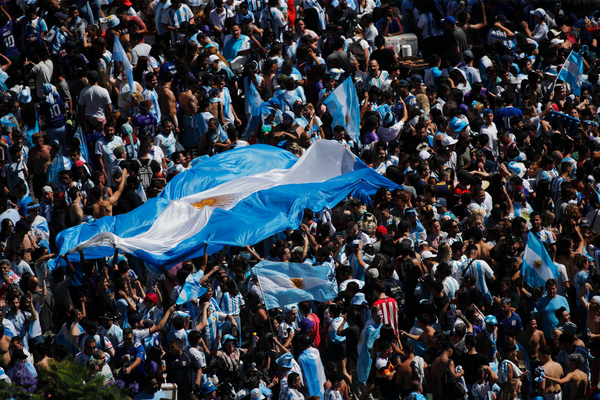 Sắc trắng xanh tràn ngập trung tâm thành phố Buenos Aires. (Ảnh: Reuters)