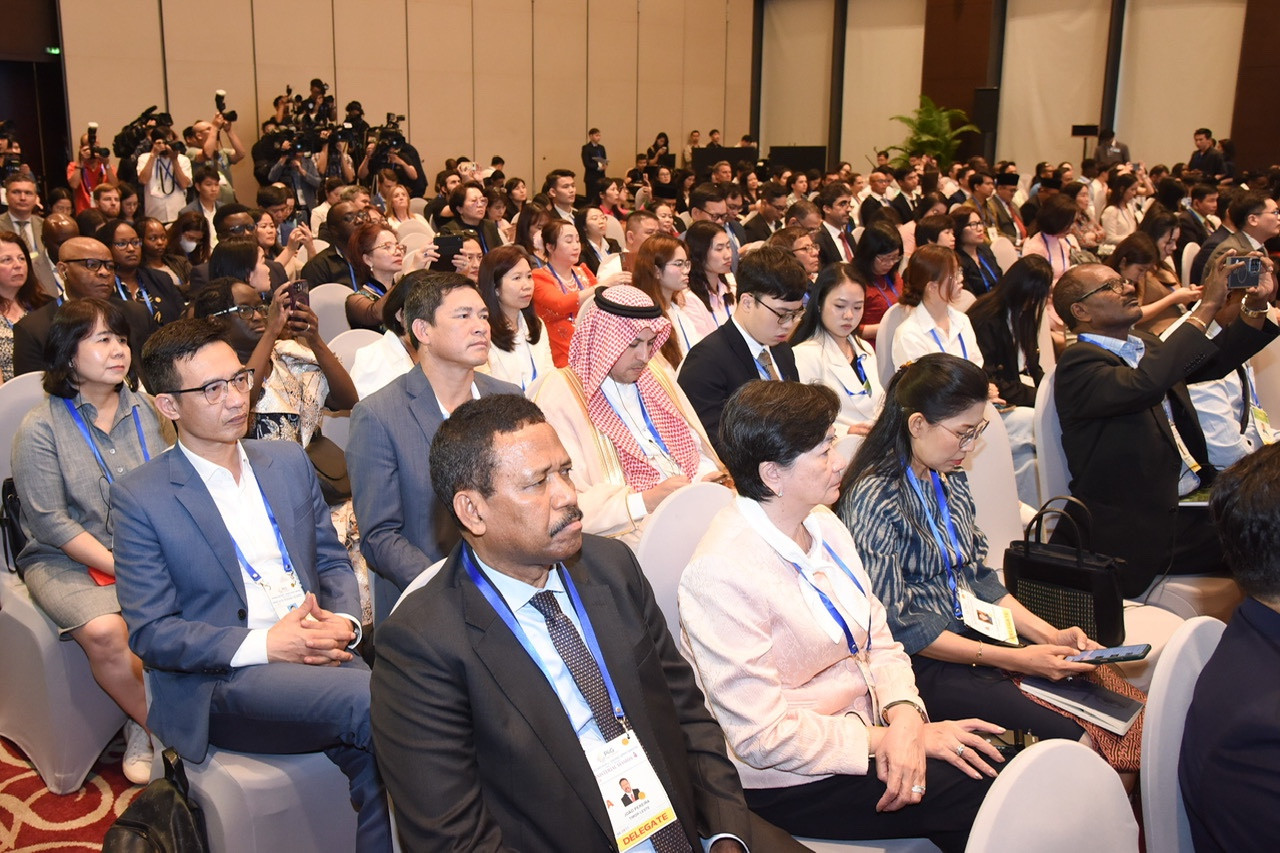 Các đại biểu tham dự lễ bế mạc. (Ảnh: TRẦN HẢI) Các đại biểu tham dự lễ bế mạc. (Ảnh: TRẦN HẢI)