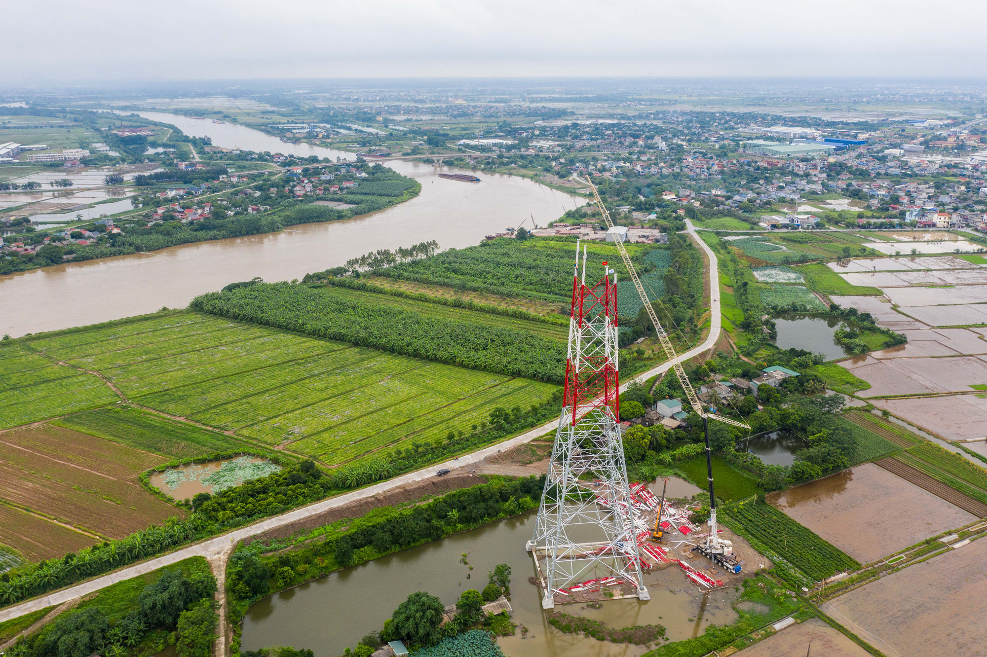 Toàn cảnh công trường thi công cột 214 - một trong những cột cao nhất trên toàn tuyến đường dây 500kV mạch 3 với độ cao lên đến 145m. (Ảnh: THÀNH ĐẠT)