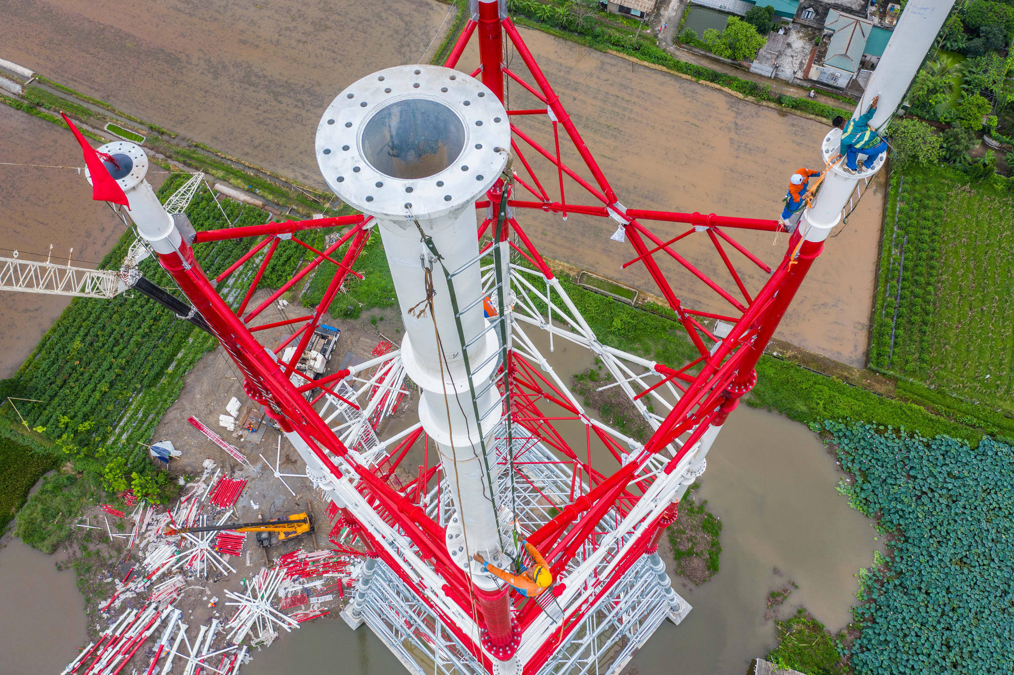 Người thợ Sông Đà 11 trên công trình xây dựng đường dây 500kV mạch 3. (Ảnh: THÀNH ĐẠT)