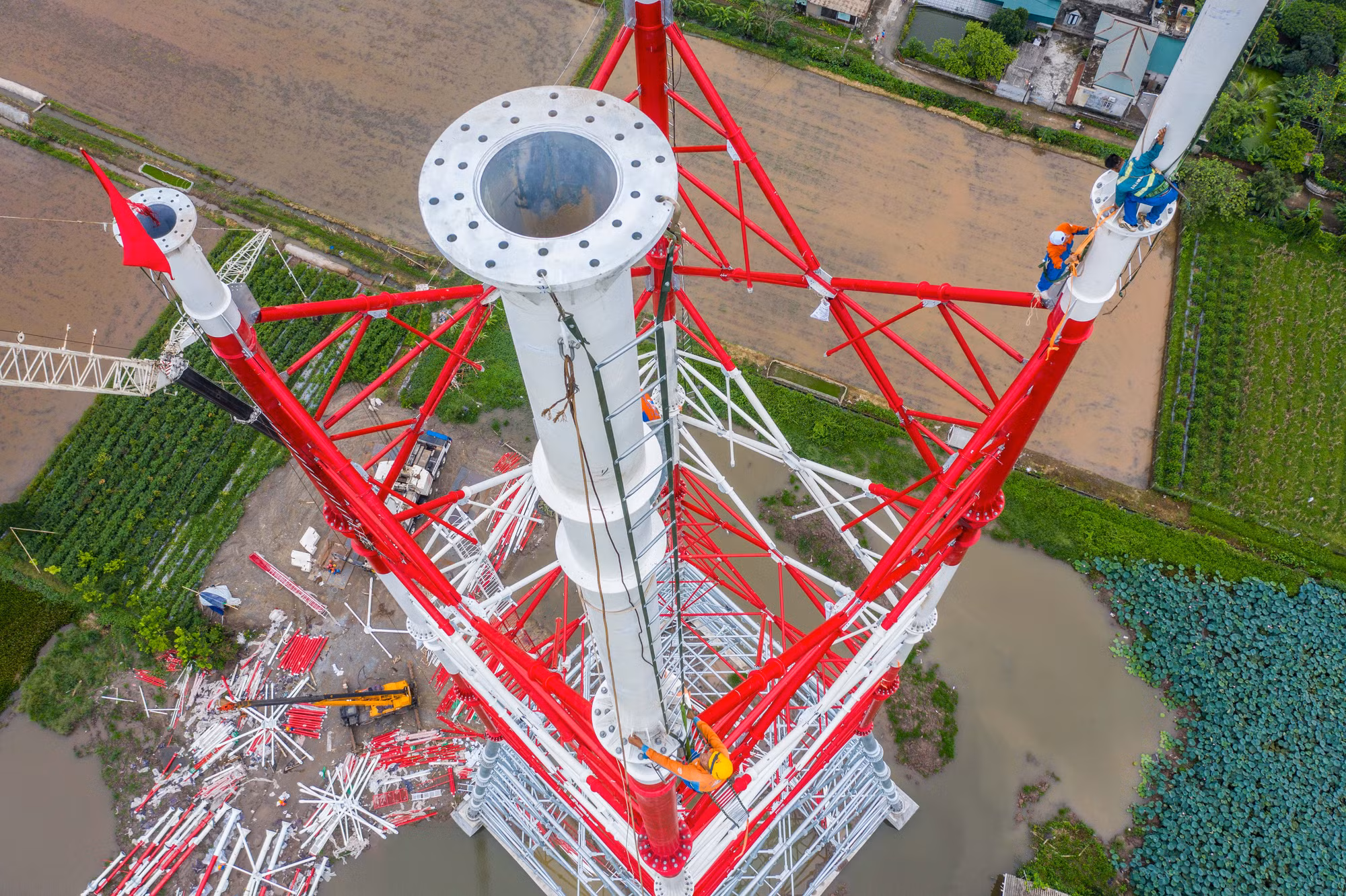 Người thợ Sông Đà 11 trên công trình xây dựng đường dây 500kV mạch 3. (Ảnh: THÀNH ĐẠT) Người thợ Sông Đà 11 trên công trình xây dựng đường dây 500kV mạch 3. (Ảnh: THÀNH ĐẠT)