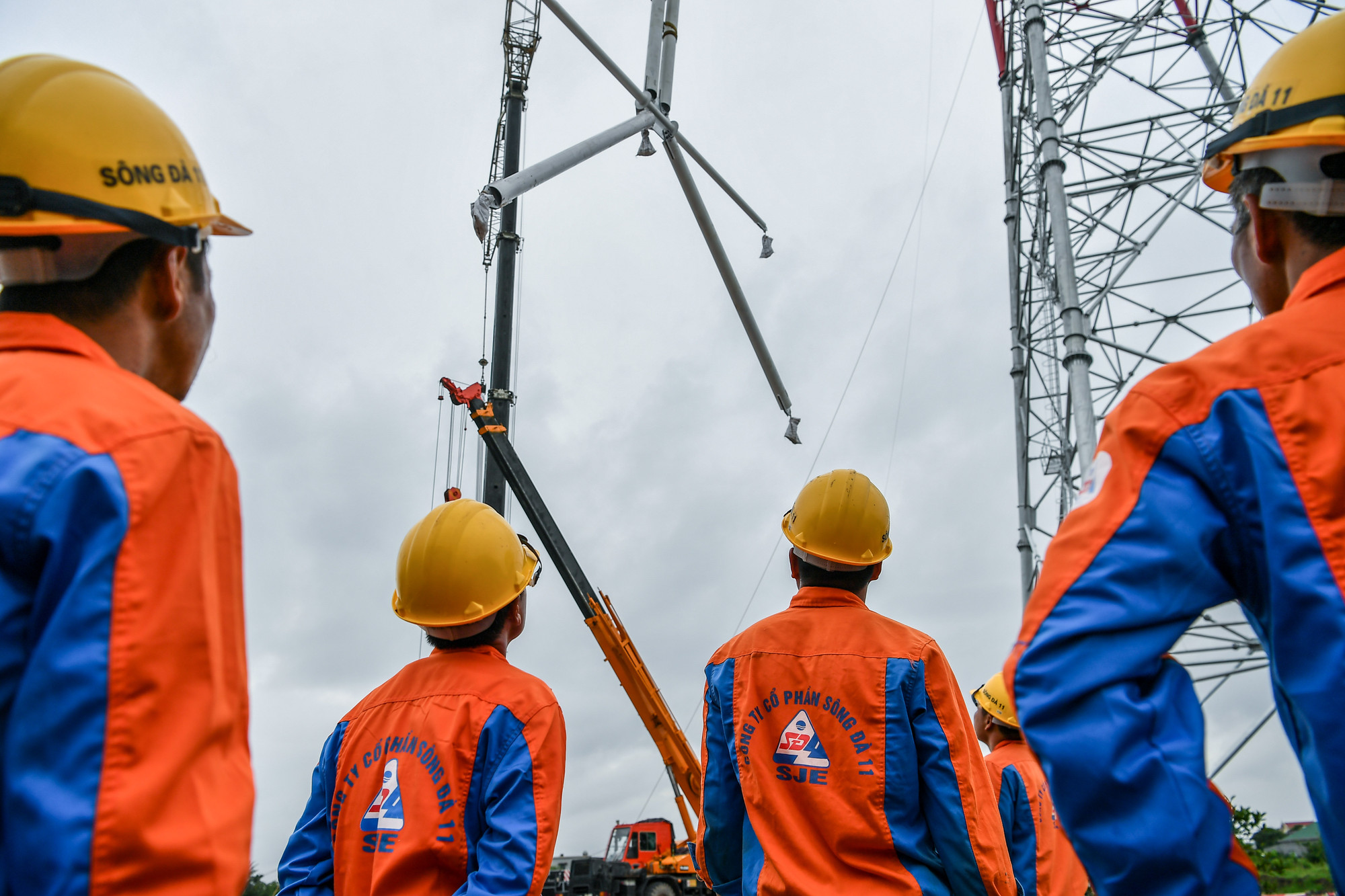 Cần trục đưa các cấu kiện thép lên cao. (Ảnh: THÀNH ĐẠT)