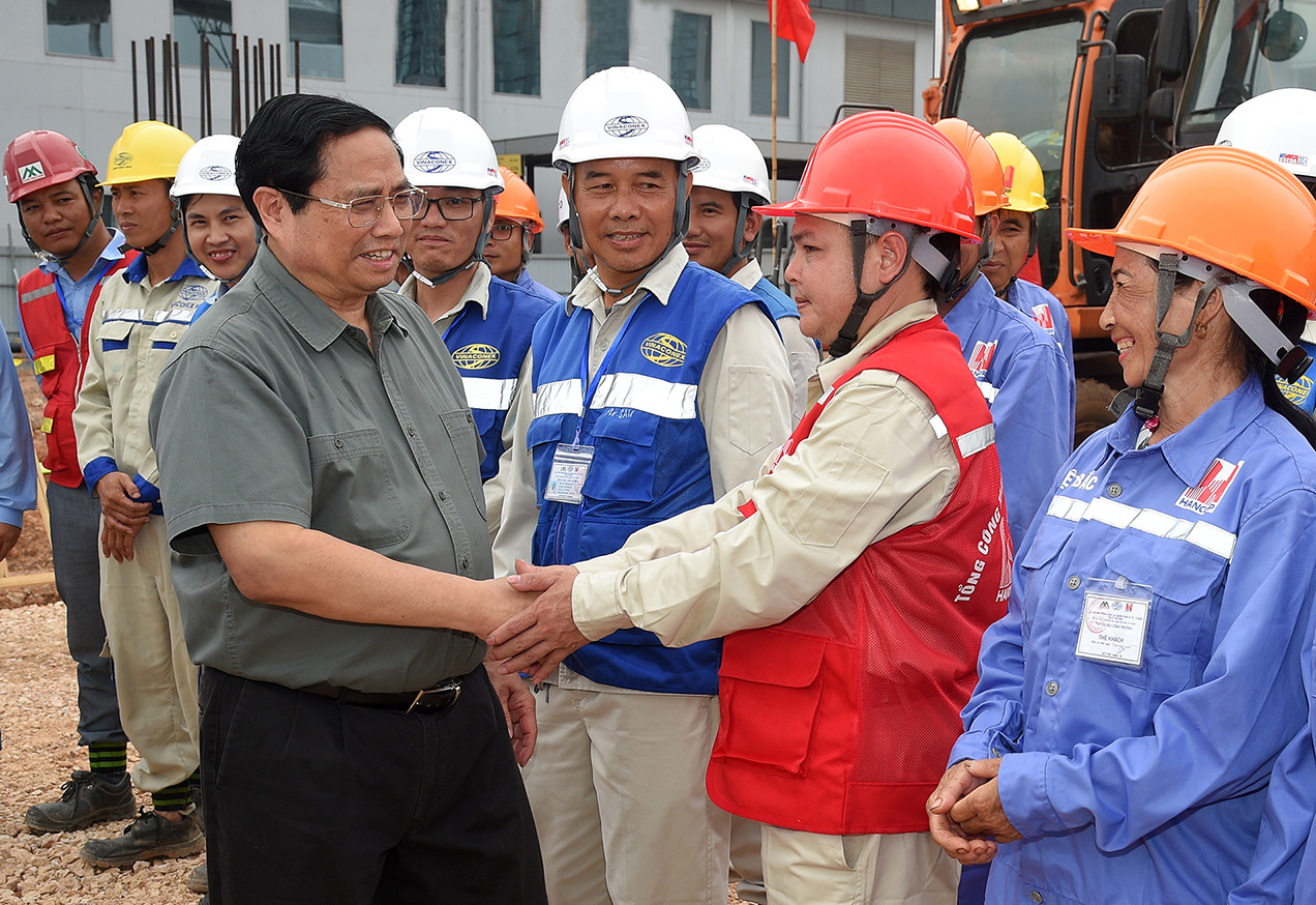 Thủ tướng động viên đội ngũ cán bộ, công nhân thi công dự án.