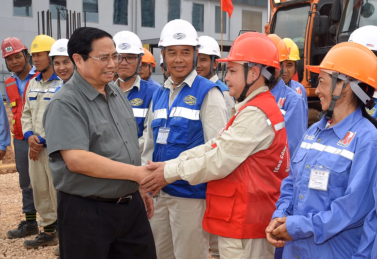 Thủ tướng động viên đội ngũ cán bộ, công nhân thi công dự án.