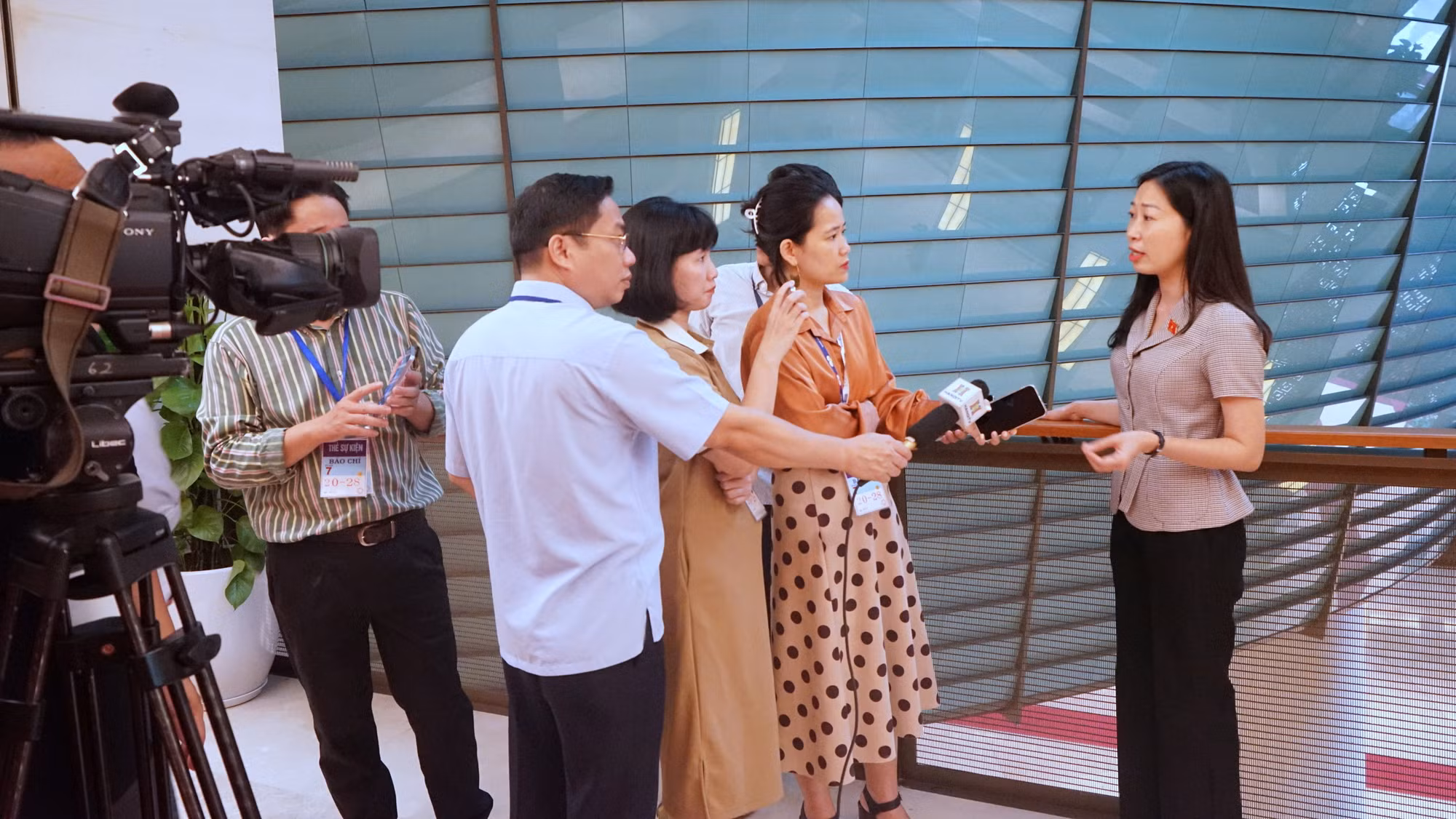 Phóng viên các cơ quan thông tấn, báo chí tác nghiệp tại hành lang Quốc hội trong khuôn khổ Kỳ họp thứ 7. (Ảnh: TRUNG HƯNG) 