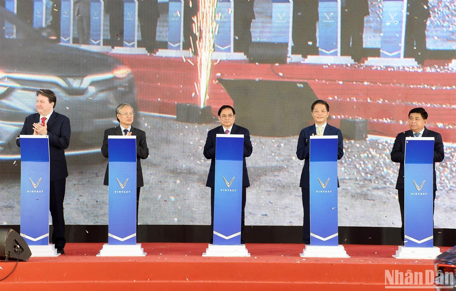 Thủ tướng Phạm Minh Chính và các đại biểu thực hiện nghi thức bấm nút phát lệnh xuất khẩu xe ô-tô điện VinFast.