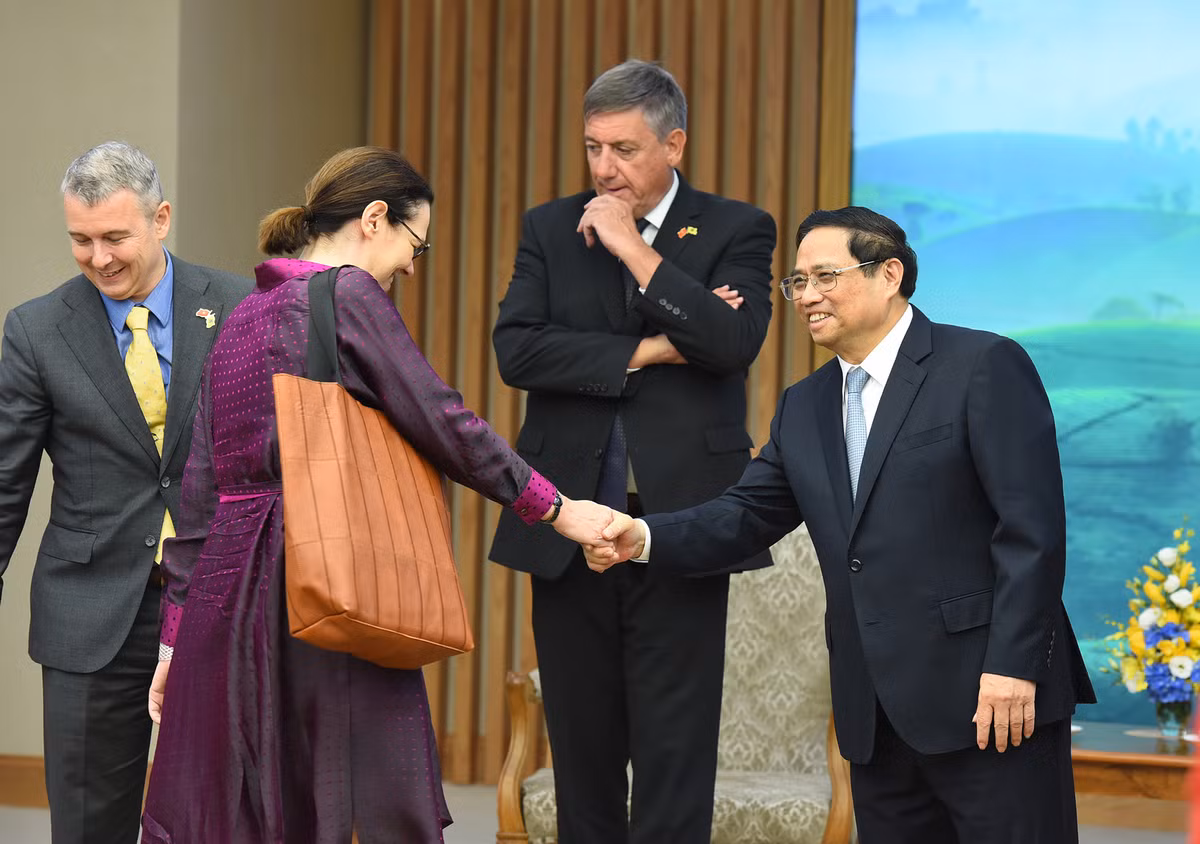 Thủ tướng Phạm Minh Chính đón các thành viên đi cùng đoàn với ông Jan Jambon.